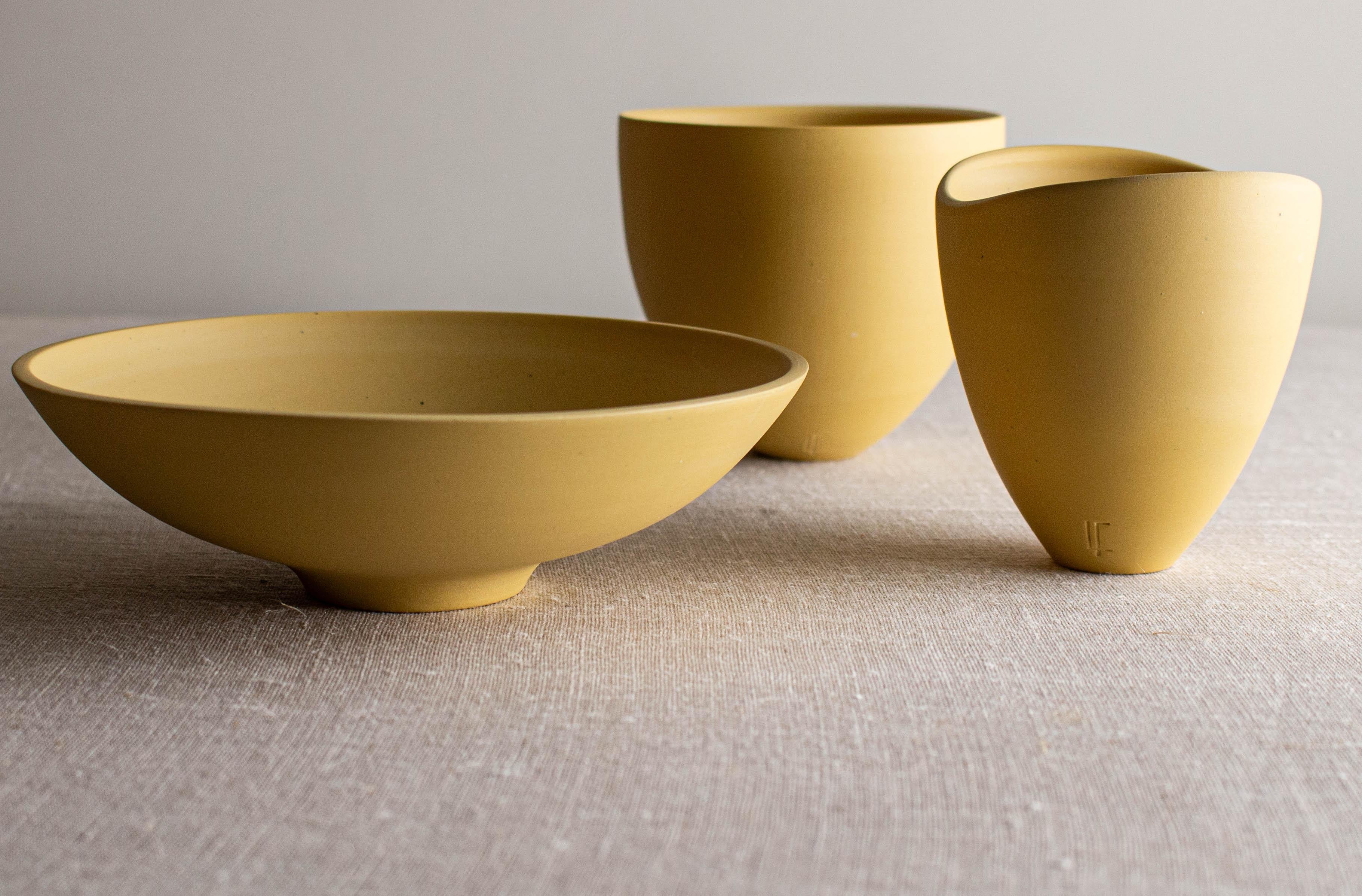 Ensemble de 3 vases et bols en porcelaine jaune foncé par Lisa Fleming en vente 2