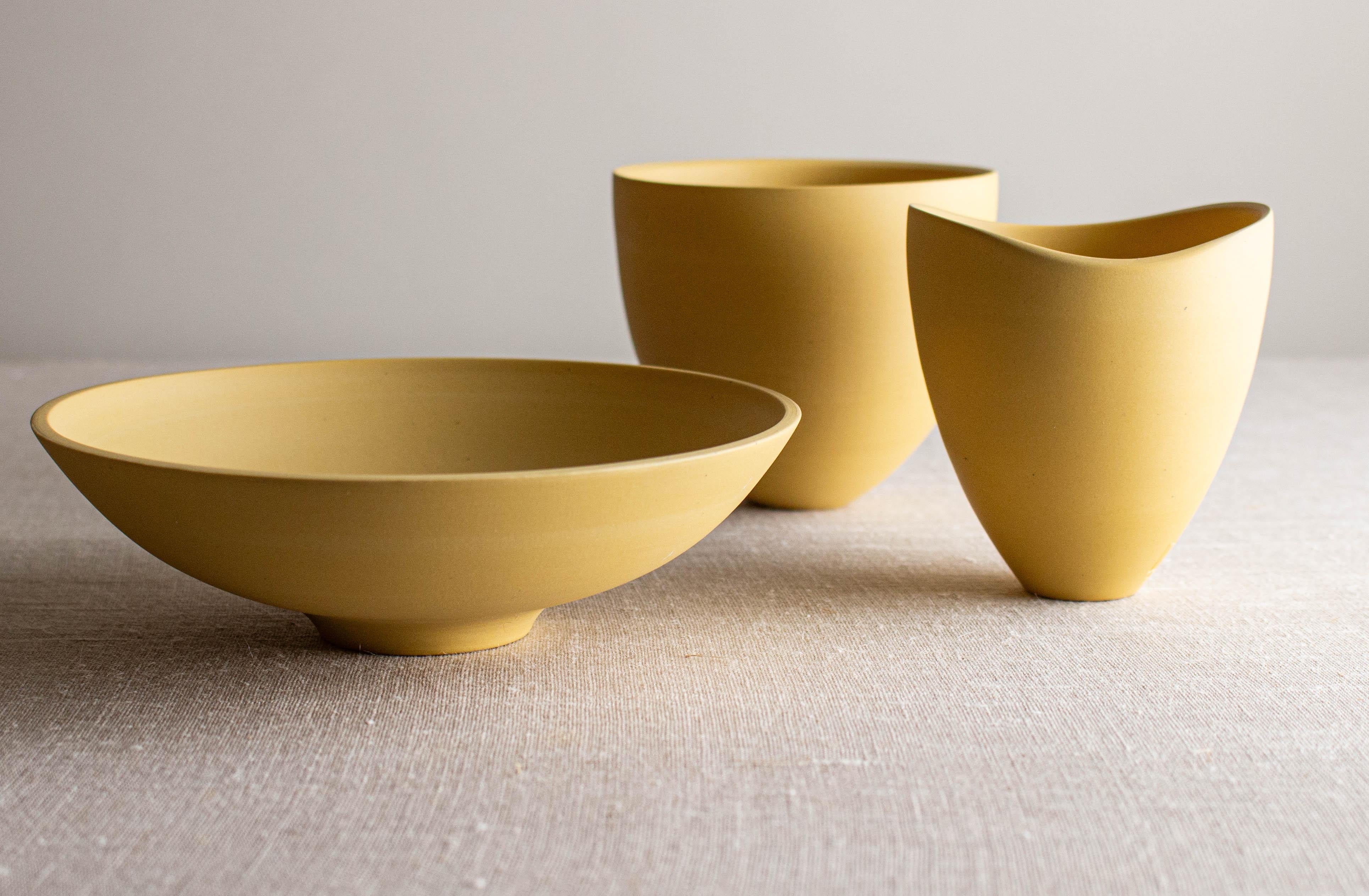 Ensemble de 3 vases et bols en porcelaine jaune foncé par Lisa Fleming
Unique en son genre
Dimensions : Forme de bol ouvert : D 14,6 x L 14,6 x H 4,4 cm.
Forme de coupe haute : D 9,5 x L 9,5 x H 8,3 cm.
Bord altéré, petit vase : D 7,6 x L 7,6 x H