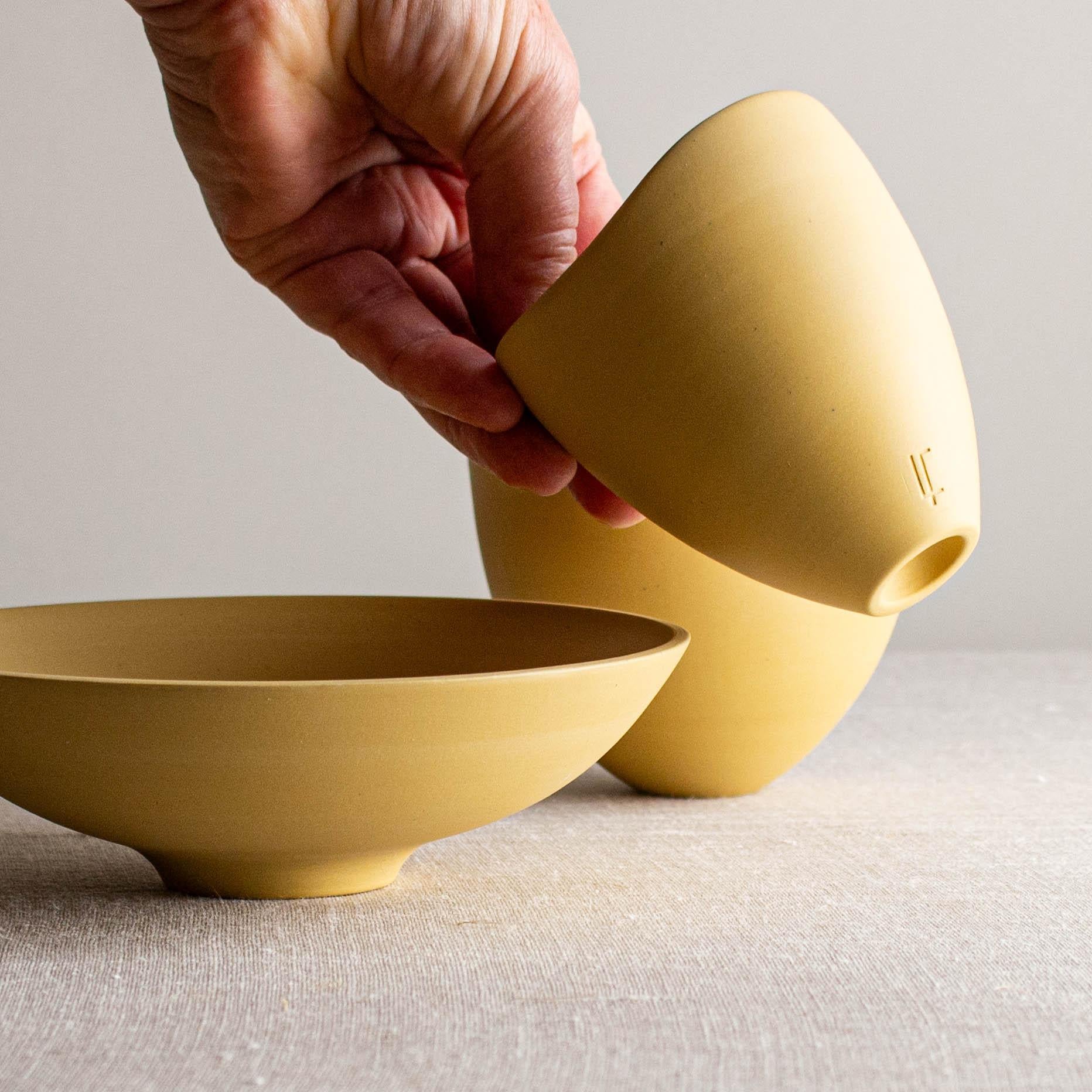 Moderne Ensemble de 3 vases et bols en porcelaine jaune foncé par Lisa Fleming en vente