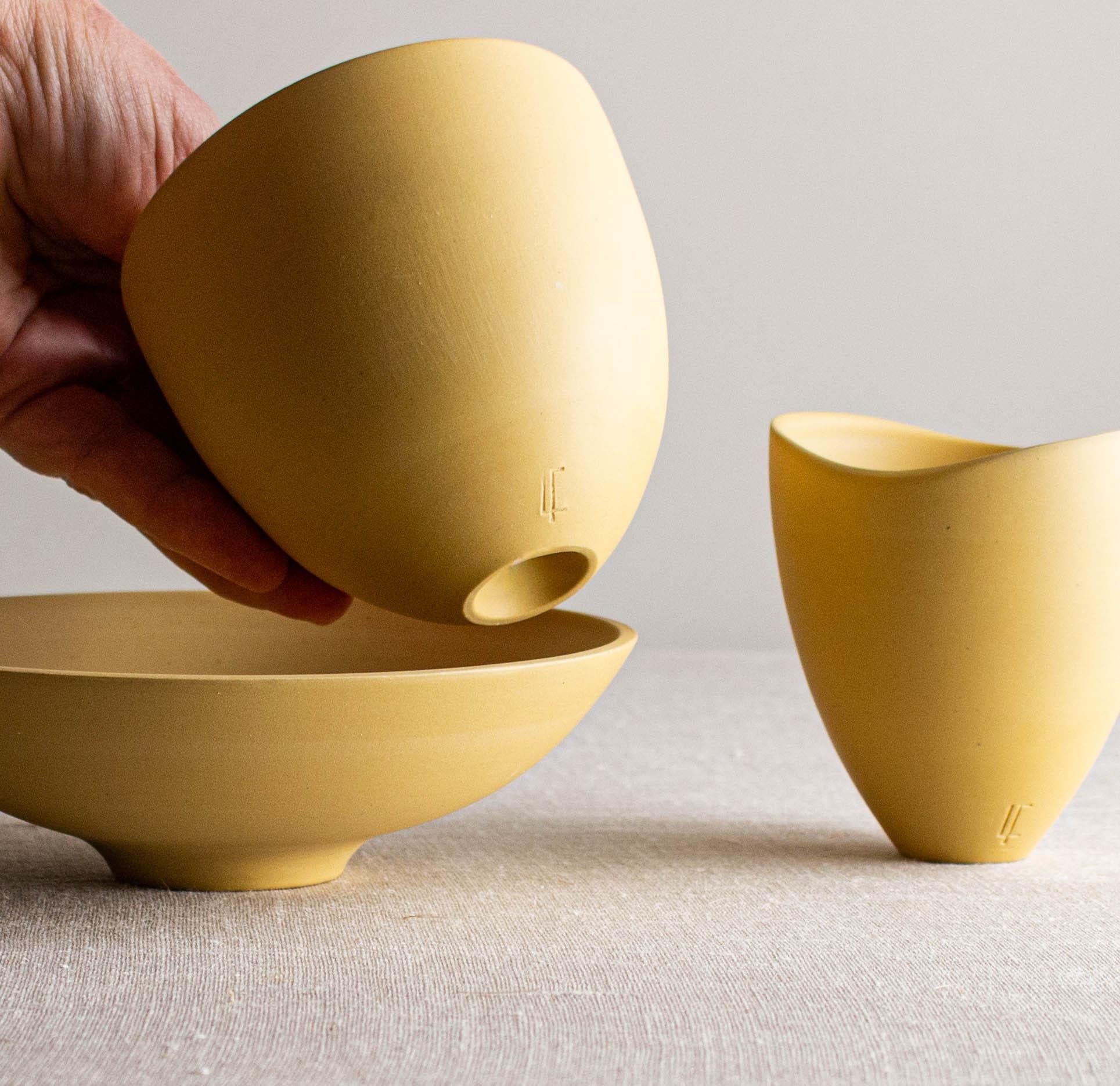 Mexicain Ensemble de 3 vases et bols en porcelaine jaune foncé par Lisa Fleming en vente
