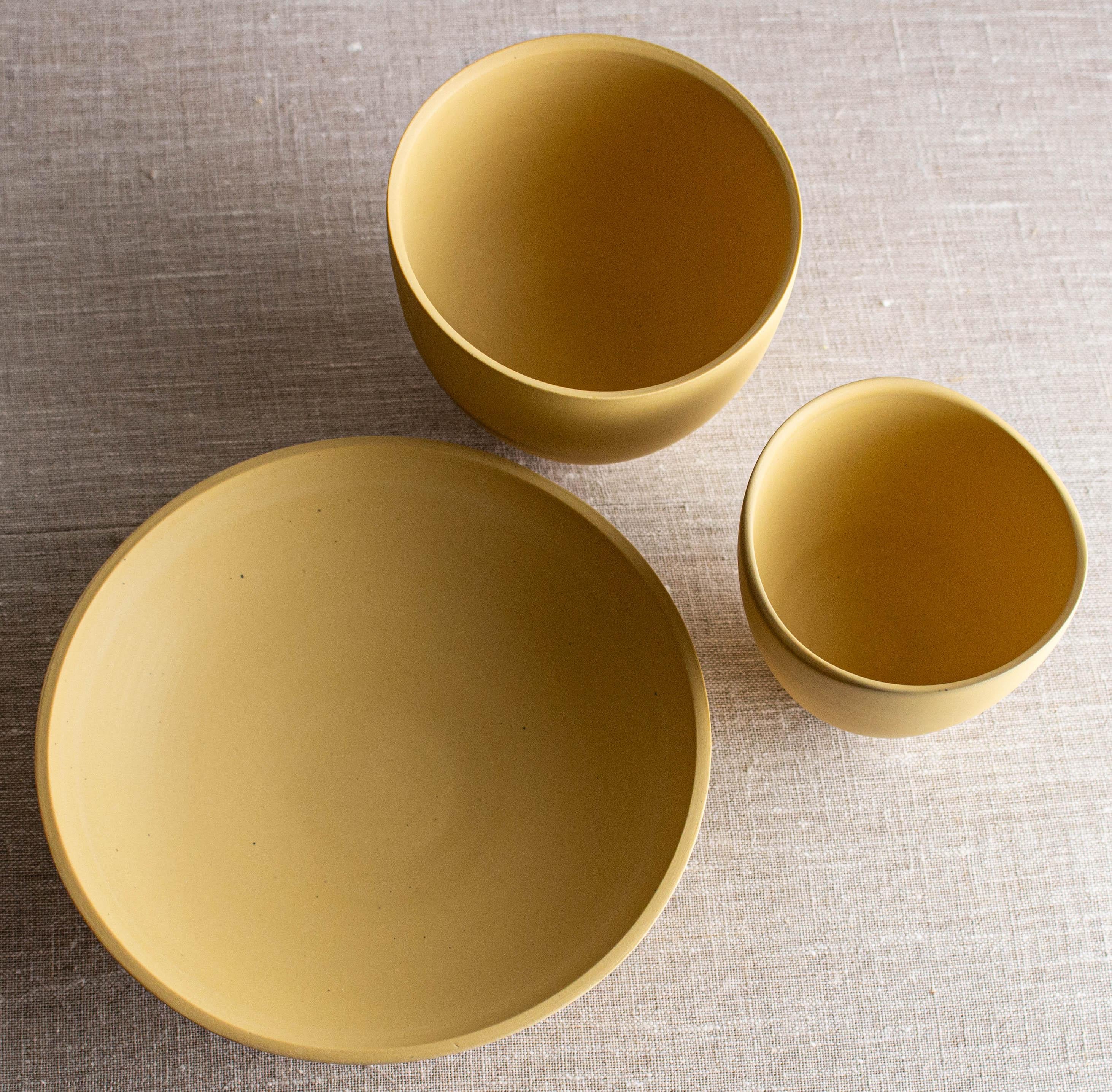 Autre Ensemble de 3 vases et bols en porcelaine jaune foncé par Lisa Fleming en vente