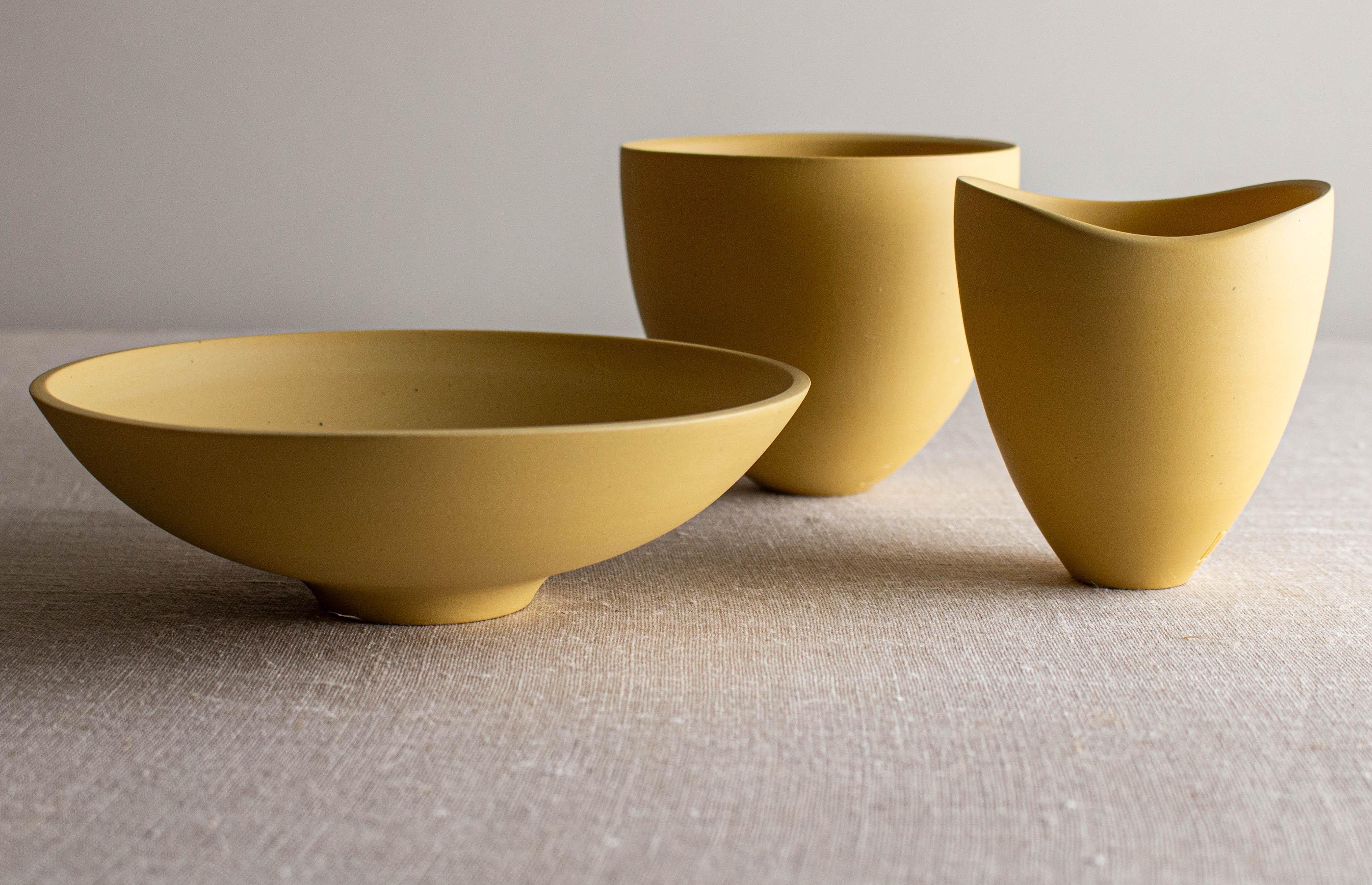 Ensemble de 3 vases et bols en porcelaine jaune foncé par Lisa Fleming Neuf - En vente à Geneve, CH