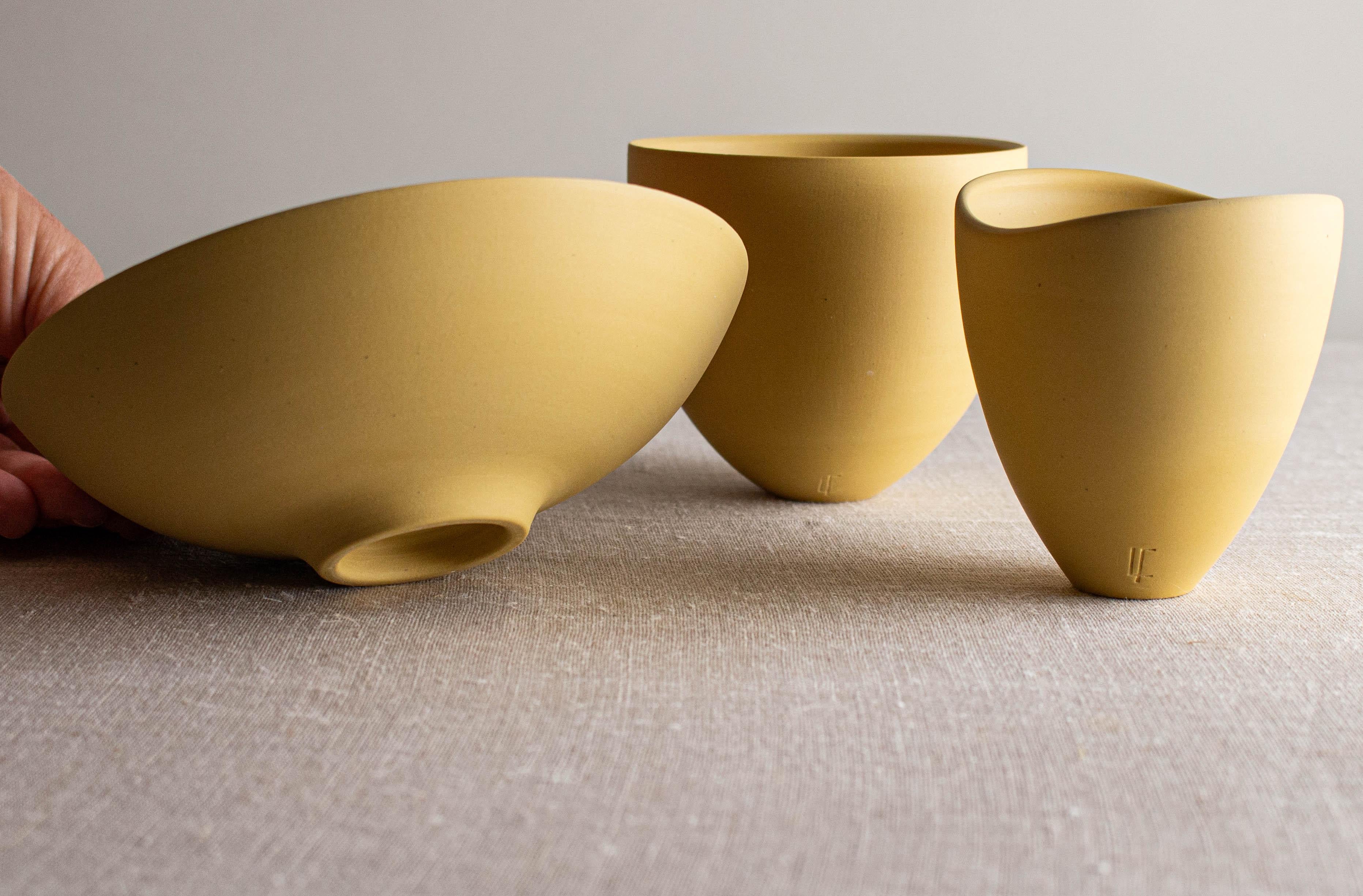 Porcelaine Ensemble de 3 vases et bols en porcelaine jaune foncé par Lisa Fleming en vente