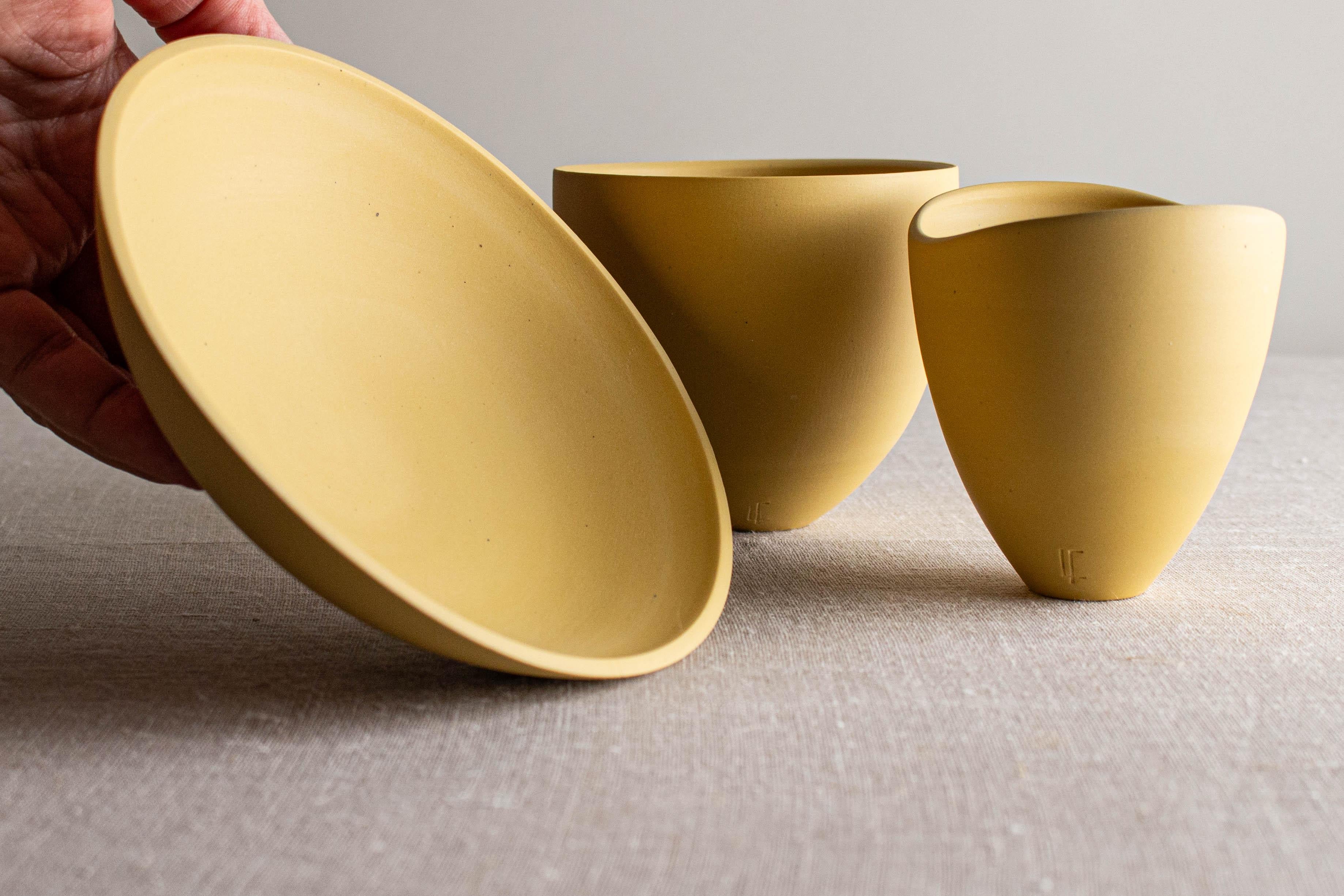 Ensemble de 3 vases et bols en porcelaine jaune foncé par Lisa Fleming en vente 1
