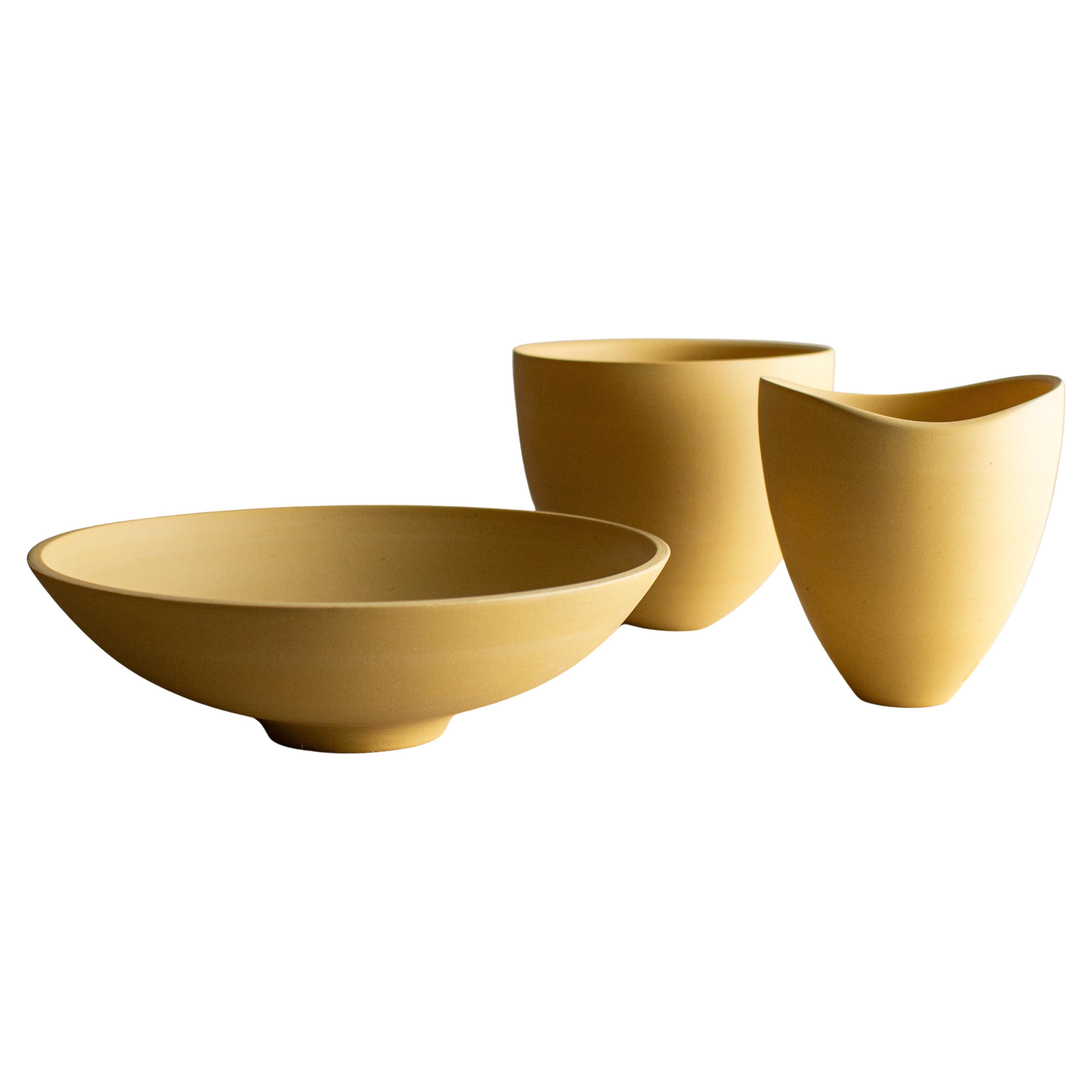 Ensemble de 3 vases et bols en porcelaine jaune foncé par Lisa Fleming