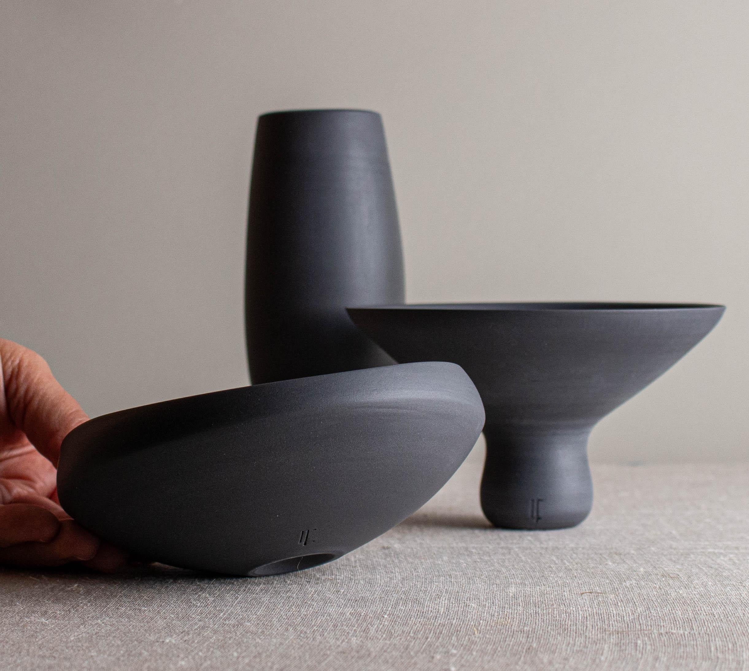 3er-Set aus Vase, Gefäß und Schale aus dunkelgrauem Porzellan von Lisa Fleming (Sonstiges) im Angebot