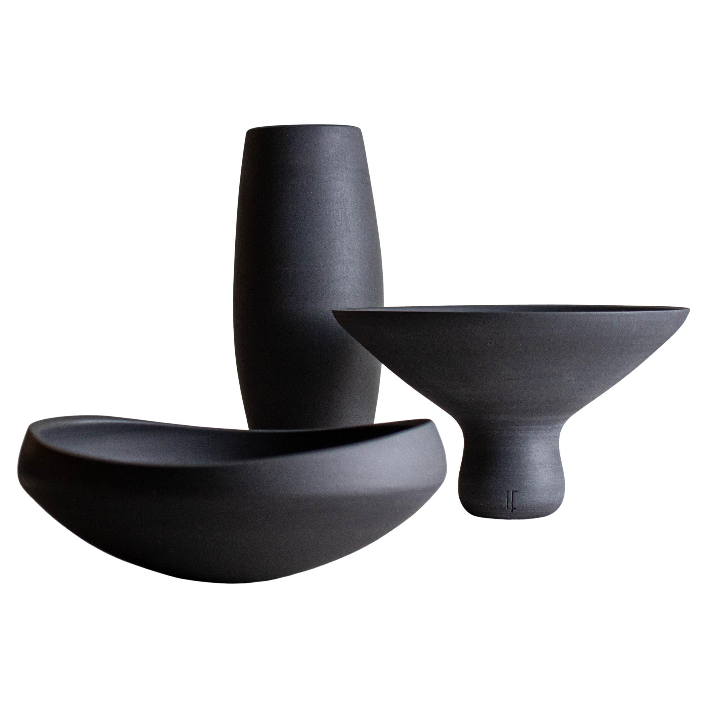 Ensemble de 3 vases, coupes et bols en porcelaine gris foncé par Lisa Fleming