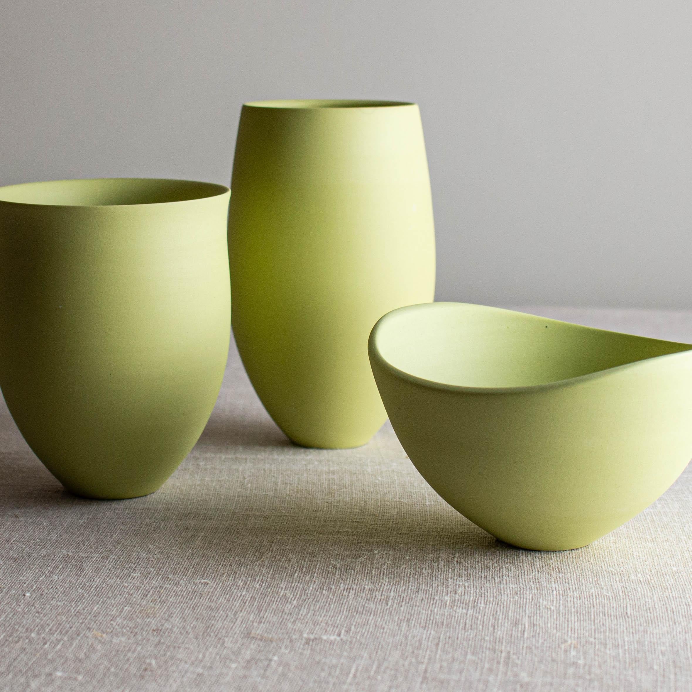 Moderne Ensemble de 3 vases et bol en porcelaine chartreuse par Lisa Fleming en vente