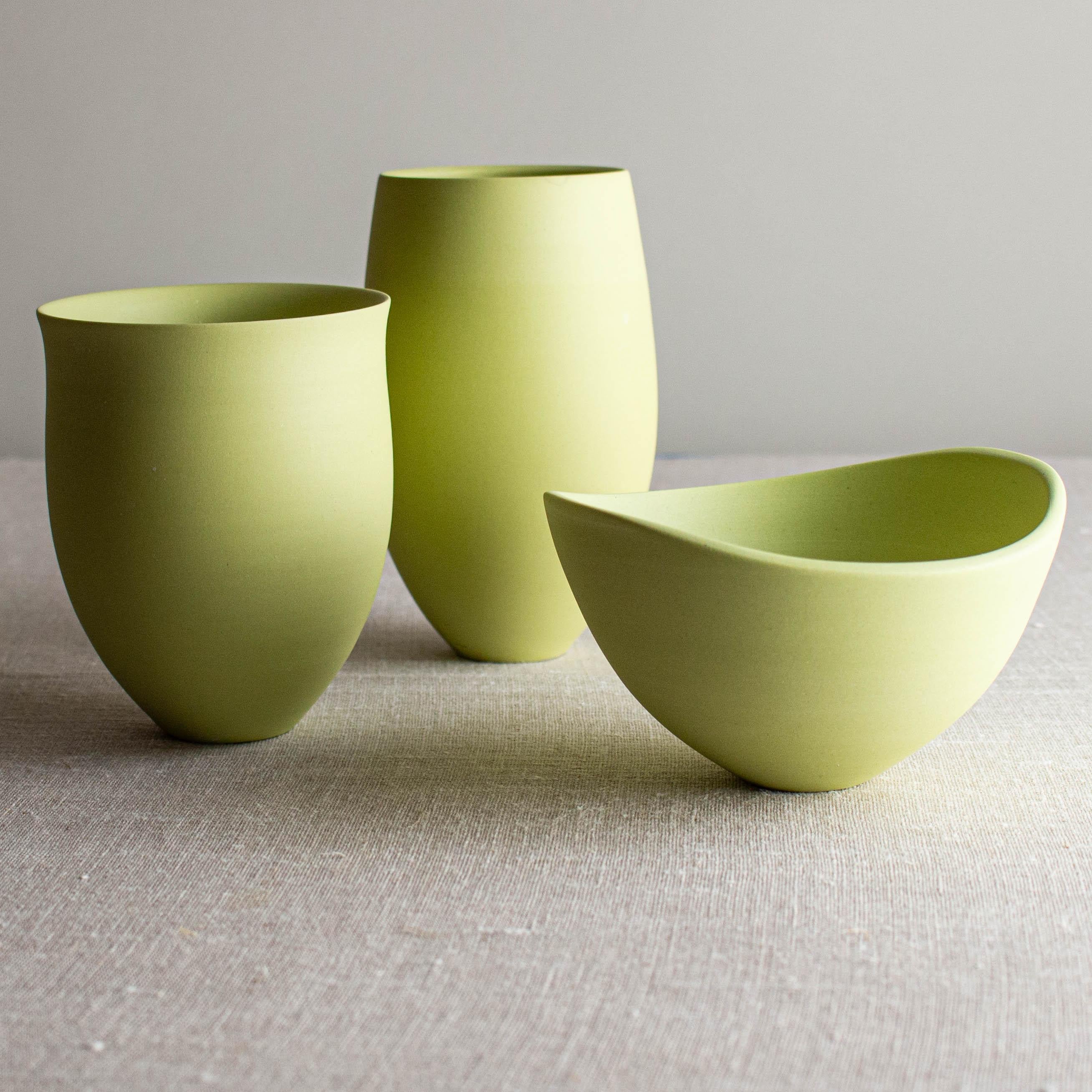 Mexicain Ensemble de 3 vases et bol en porcelaine chartreuse par Lisa Fleming en vente
