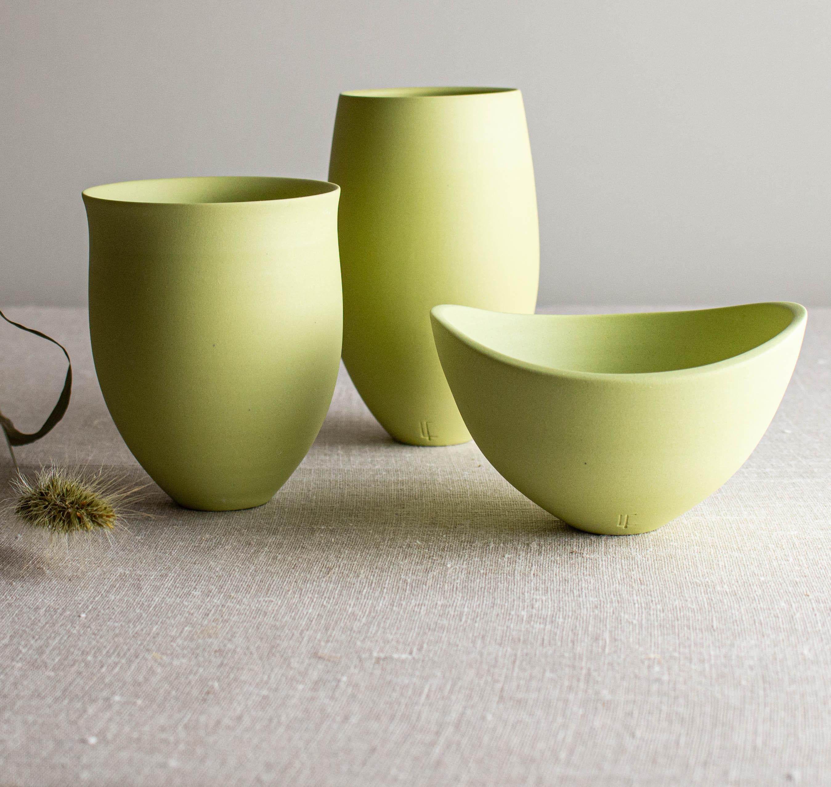 Autre Ensemble de 3 vases et bol en porcelaine chartreuse par Lisa Fleming en vente
