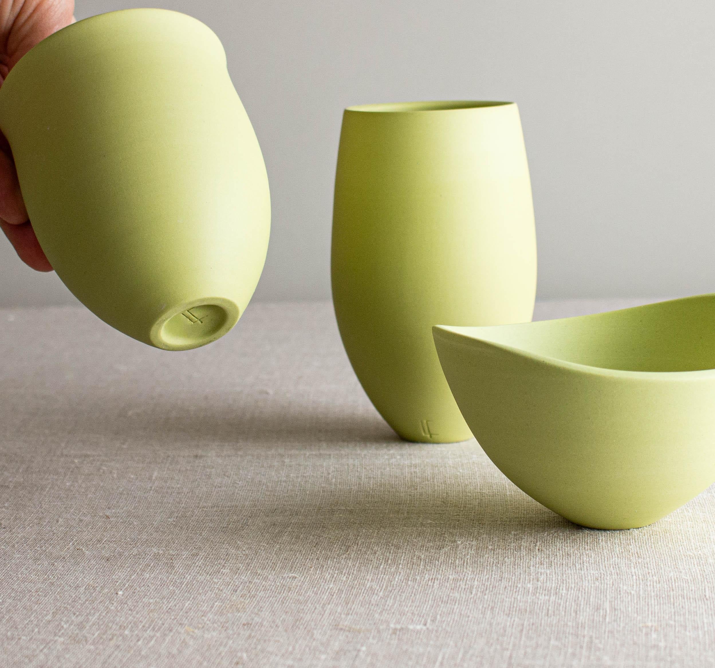 Ensemble de 3 vases et bol en porcelaine chartreuse par Lisa Fleming Neuf - En vente à Geneve, CH