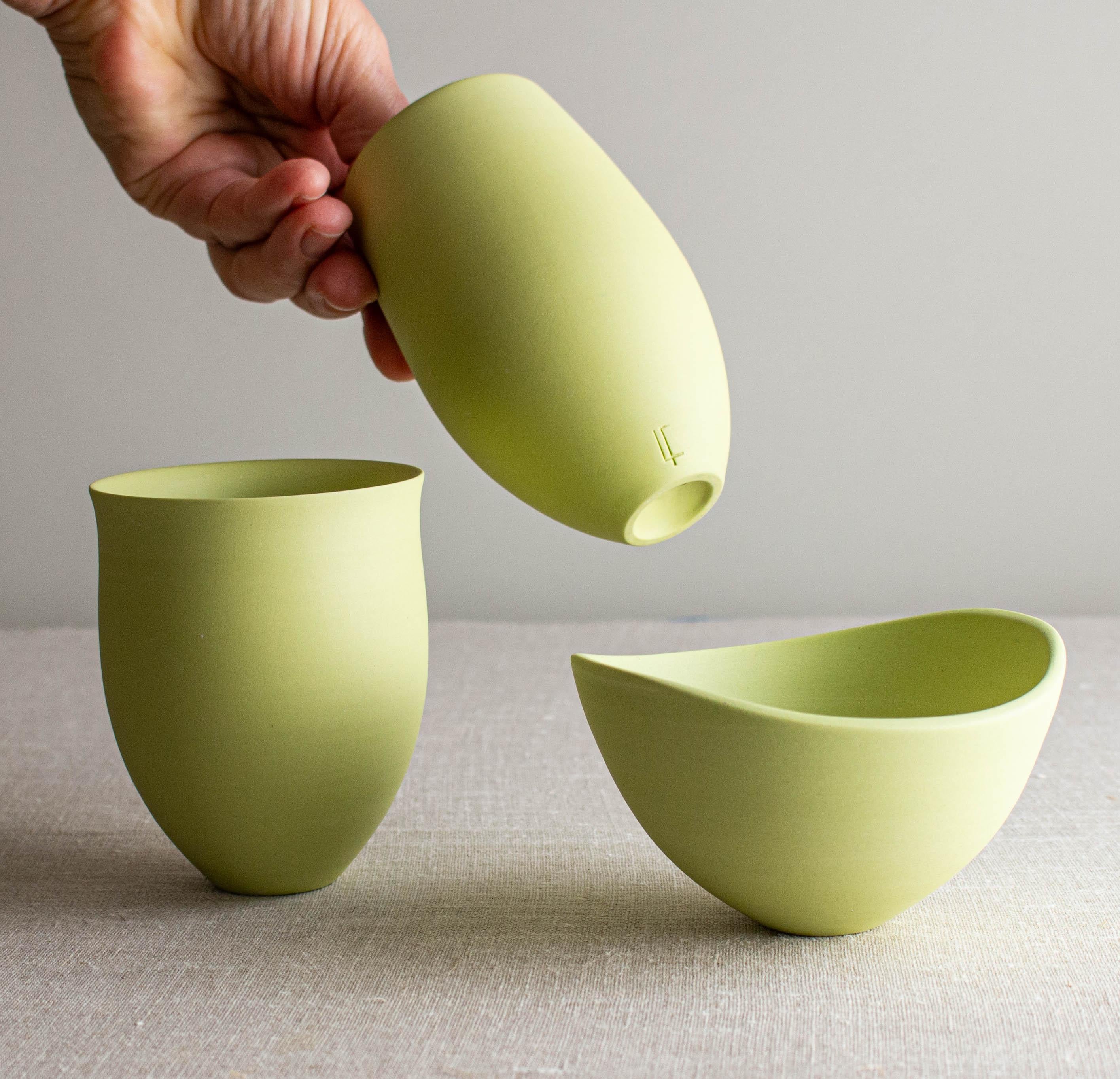 XXIe siècle et contemporain Ensemble de 3 vases et bol en porcelaine chartreuse par Lisa Fleming en vente