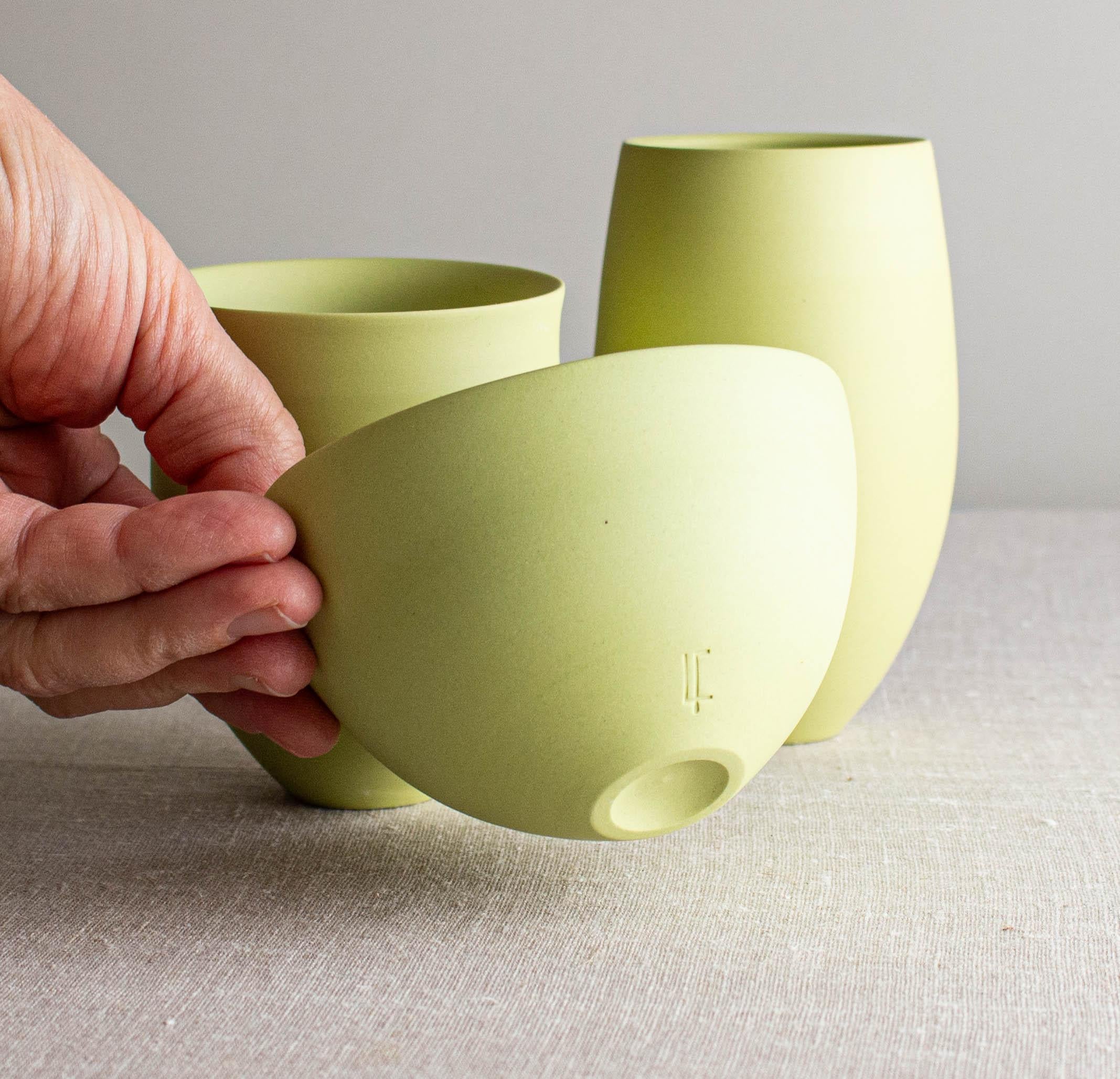 Porcelaine Ensemble de 3 vases et bol en porcelaine chartreuse par Lisa Fleming en vente