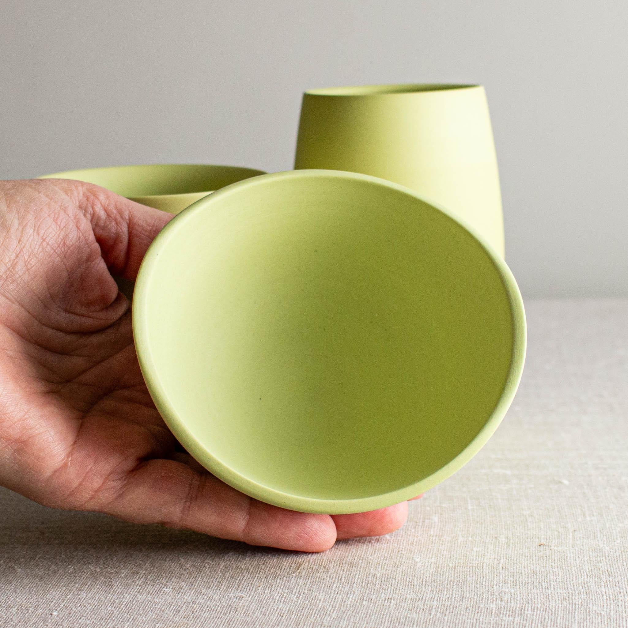 Ensemble de 3 vases et bol en porcelaine chartreuse par Lisa Fleming en vente 1