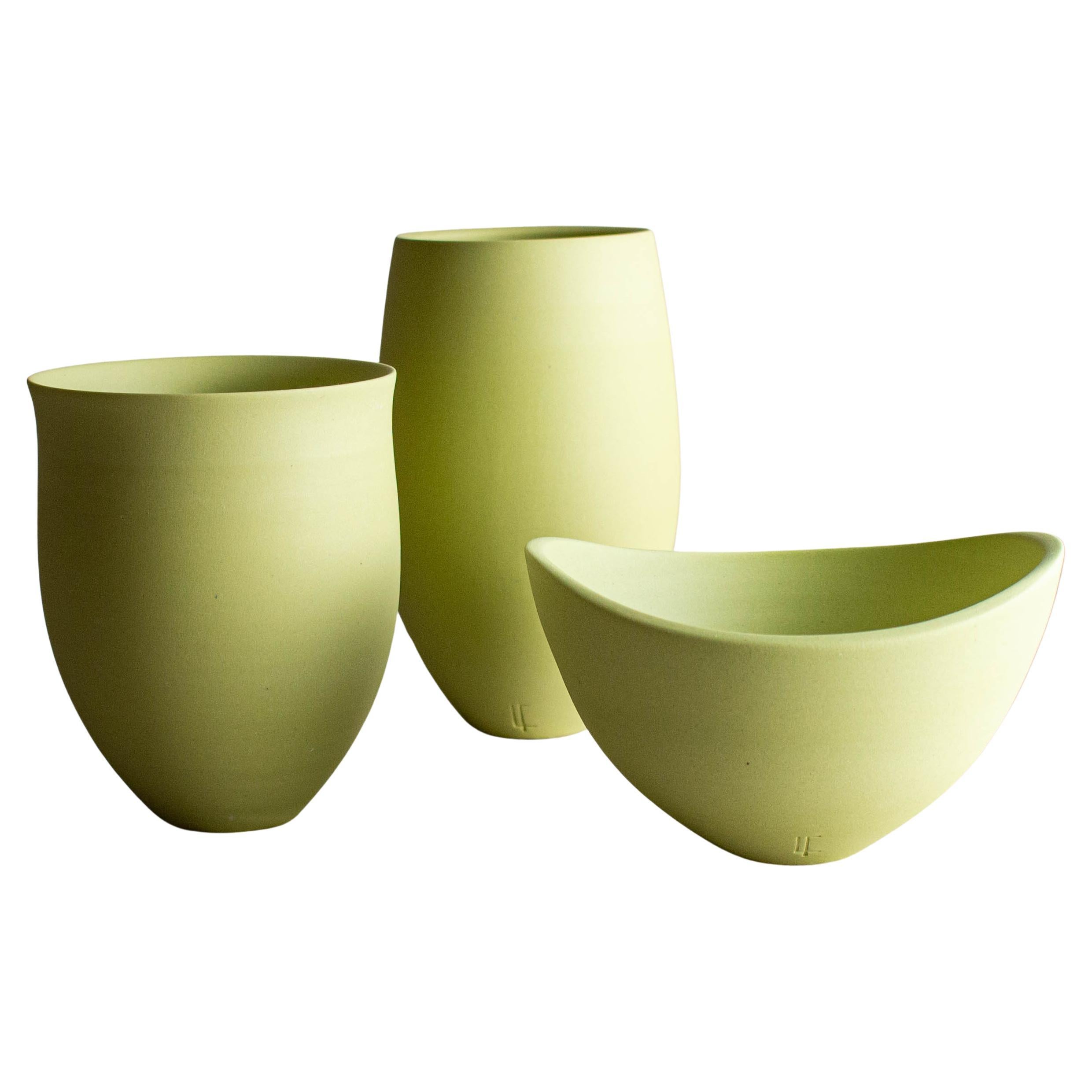 Ensemble de 3 vases et bol en porcelaine chartreuse par Lisa Fleming