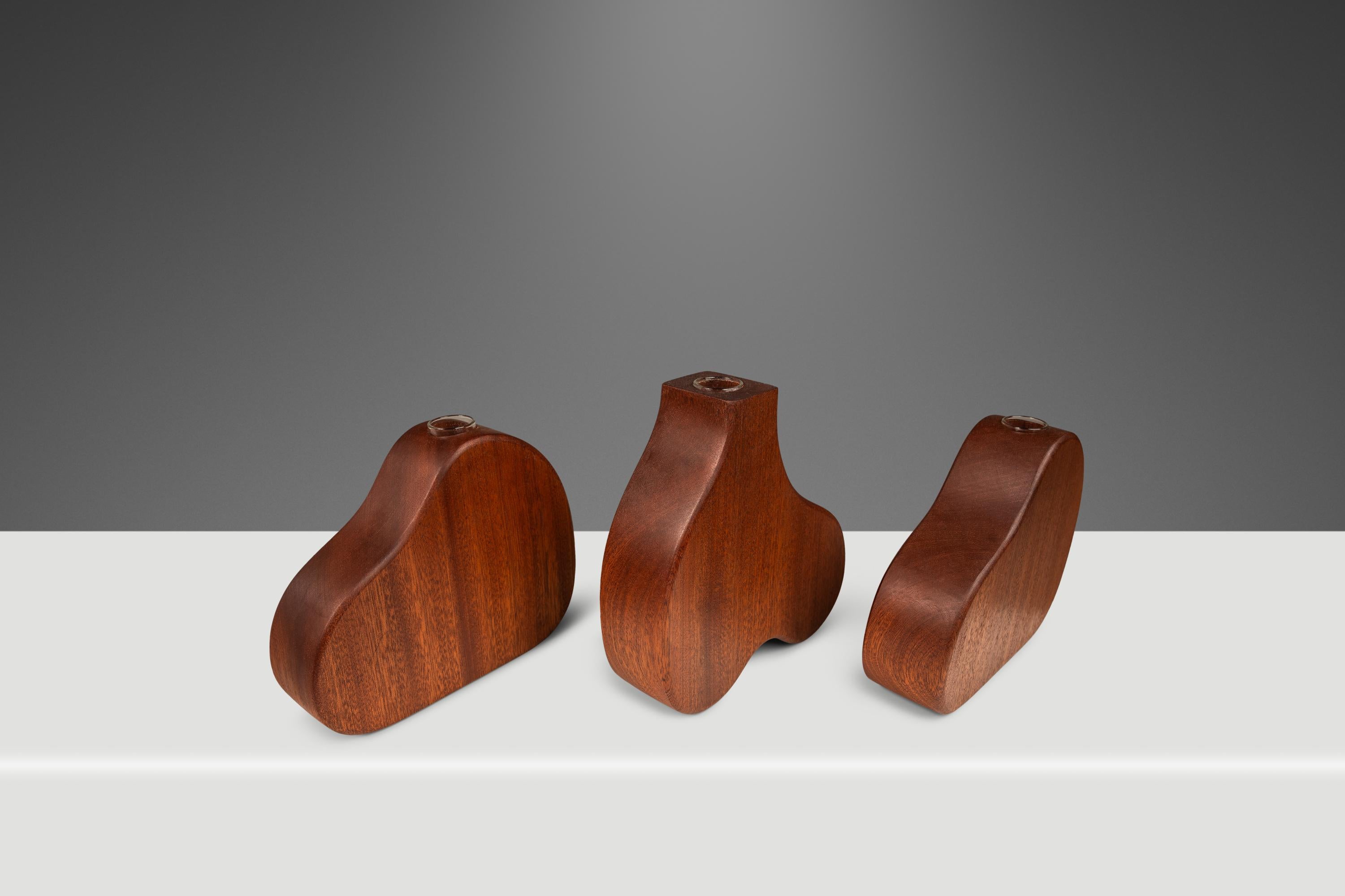 Juego de 3 jarrones tallados en sapeli, Mark Leblanc, Leblanc Studio, EE.UU., c. 2020s Moderno orgánico en venta