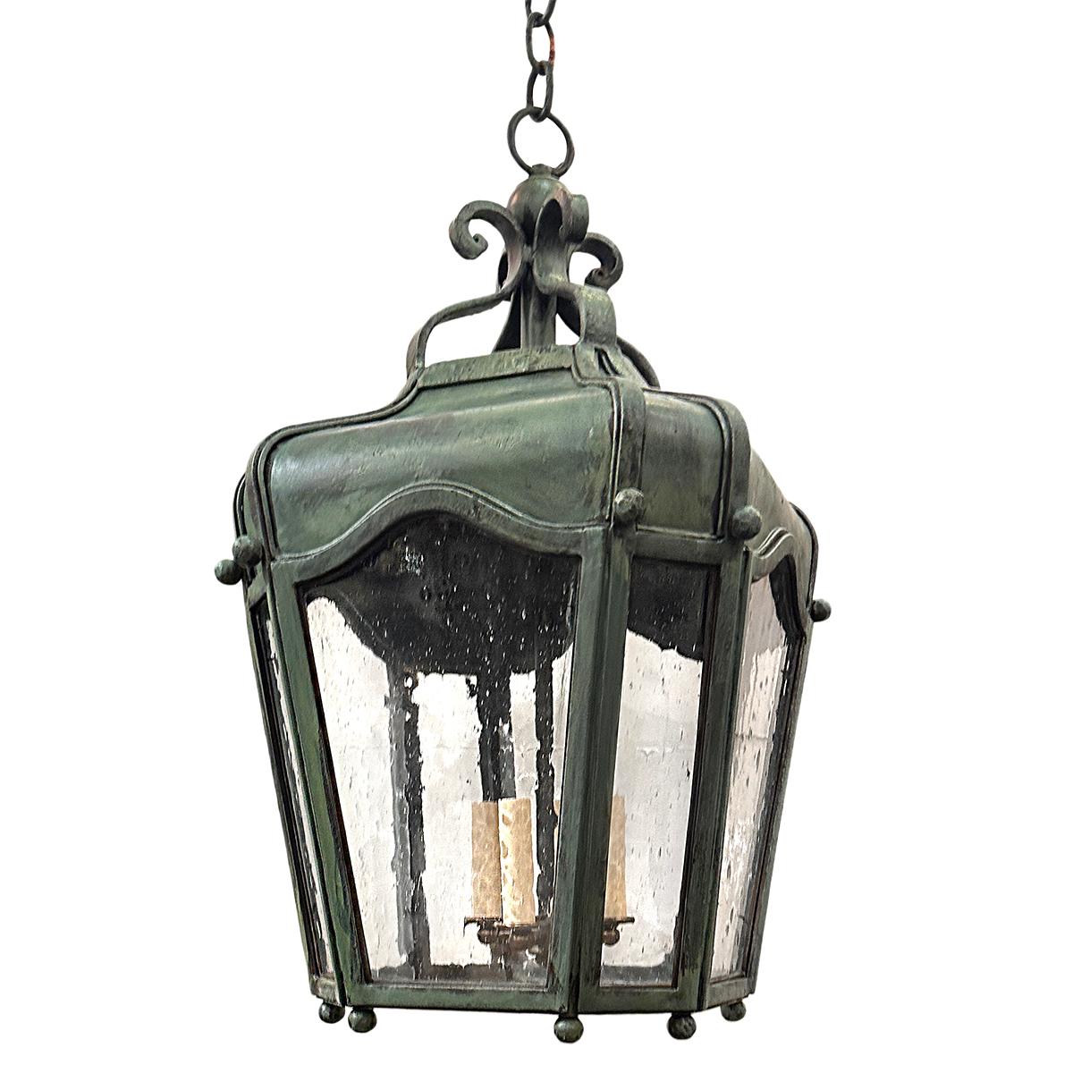 Un ensemble de trois lanternes françaises en fer des années 1950 avec une finition vert-de-gris.
Vendu à l'unité.

Mesures :
Hauteur du corps : 26