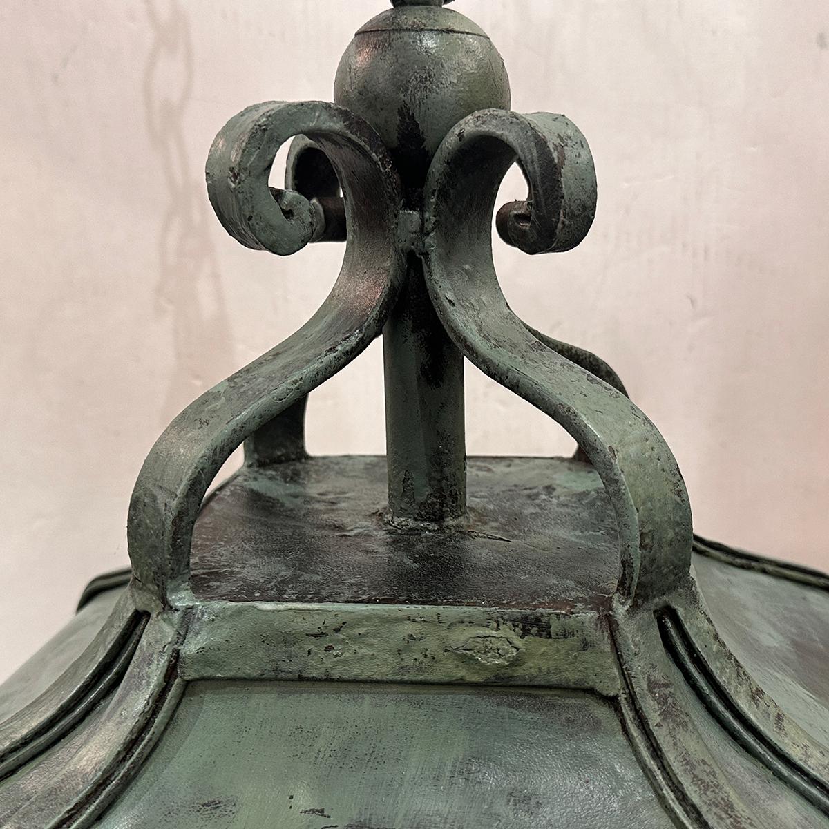 Ensemble de 3 lanternes en fer vert-de-gris, vendues individuellement Bon état - En vente à New York, NY