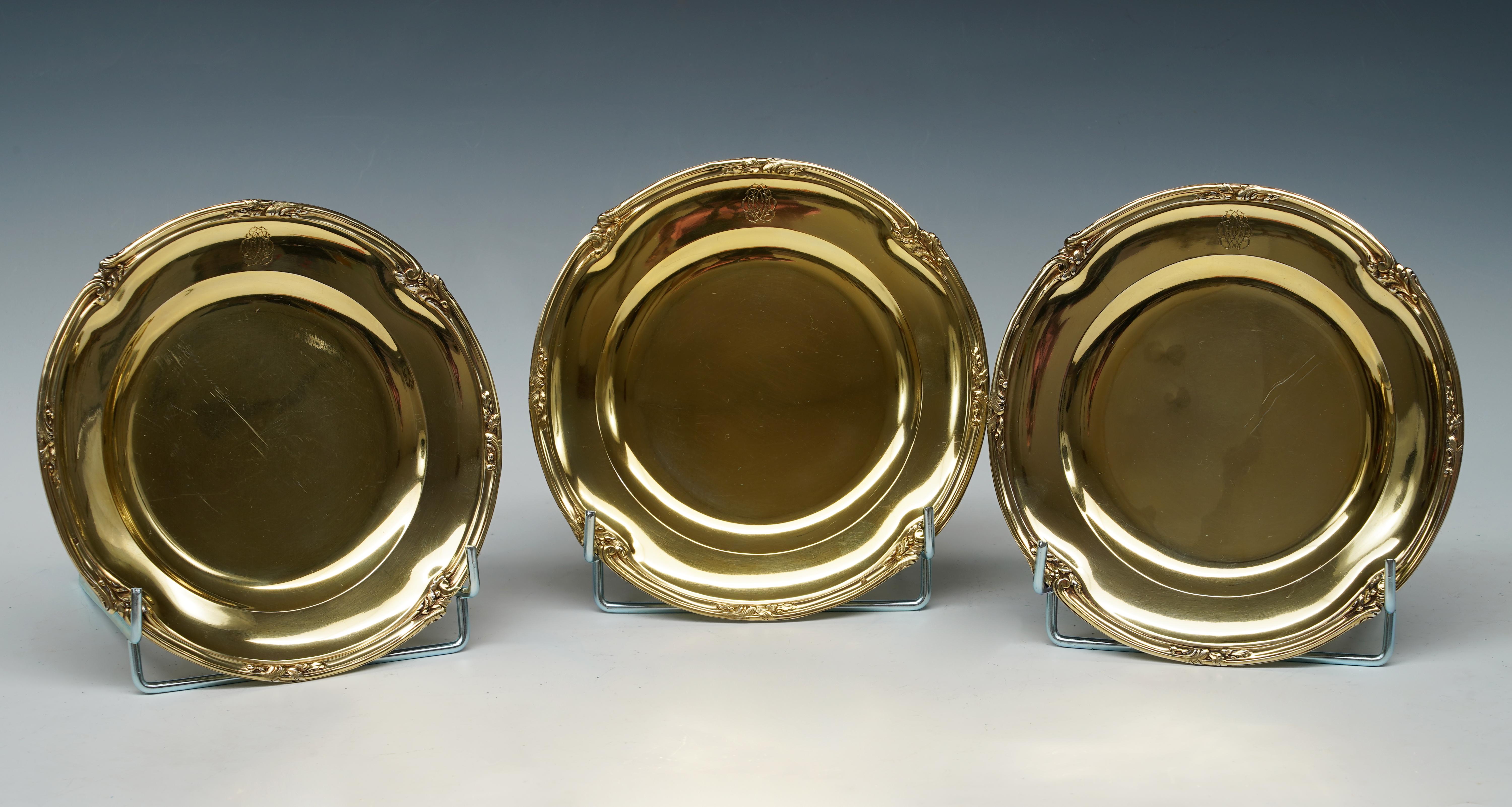 Graziosa suite di tre piccoli piatti rotondi monogrammati in argento dorato, con un bordo leggermente arrotolato e decorato con volute di fogliame.

Biografia :
Léon Léon, orafo parigino, rilevò la Maison Tétard dal 1878 al 1897 e lavorò in rue de