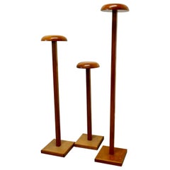 Juego de 3 expositores de tela de madera muy altos de A. Taylor