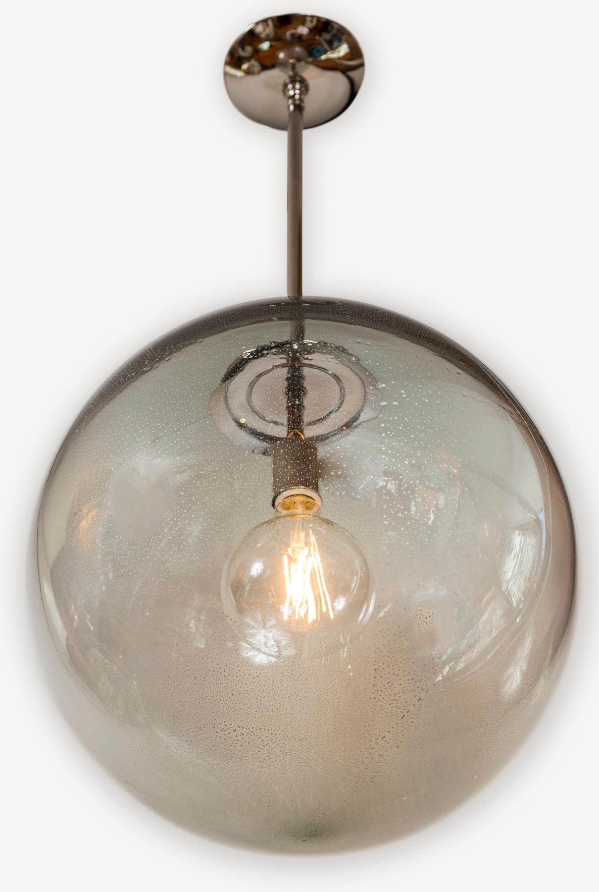 Organique Ensemble de 3 très grandes paire de plafonniers italiens en verre de Murano soufflé à motif globe gris en vente
