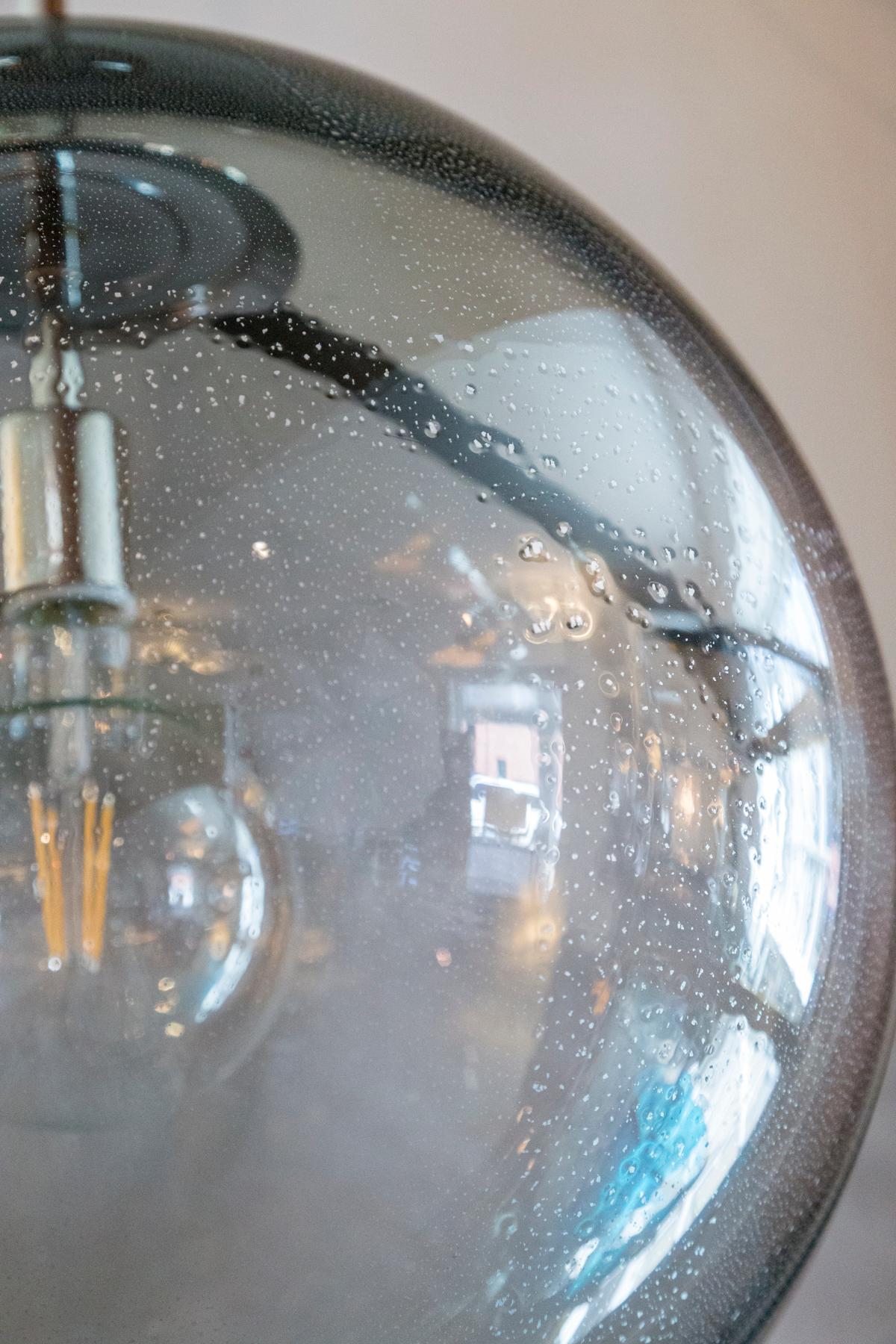 Ensemble de 3 très grandes paire de plafonniers italiens en verre de Murano soufflé à motif globe gris en vente 2