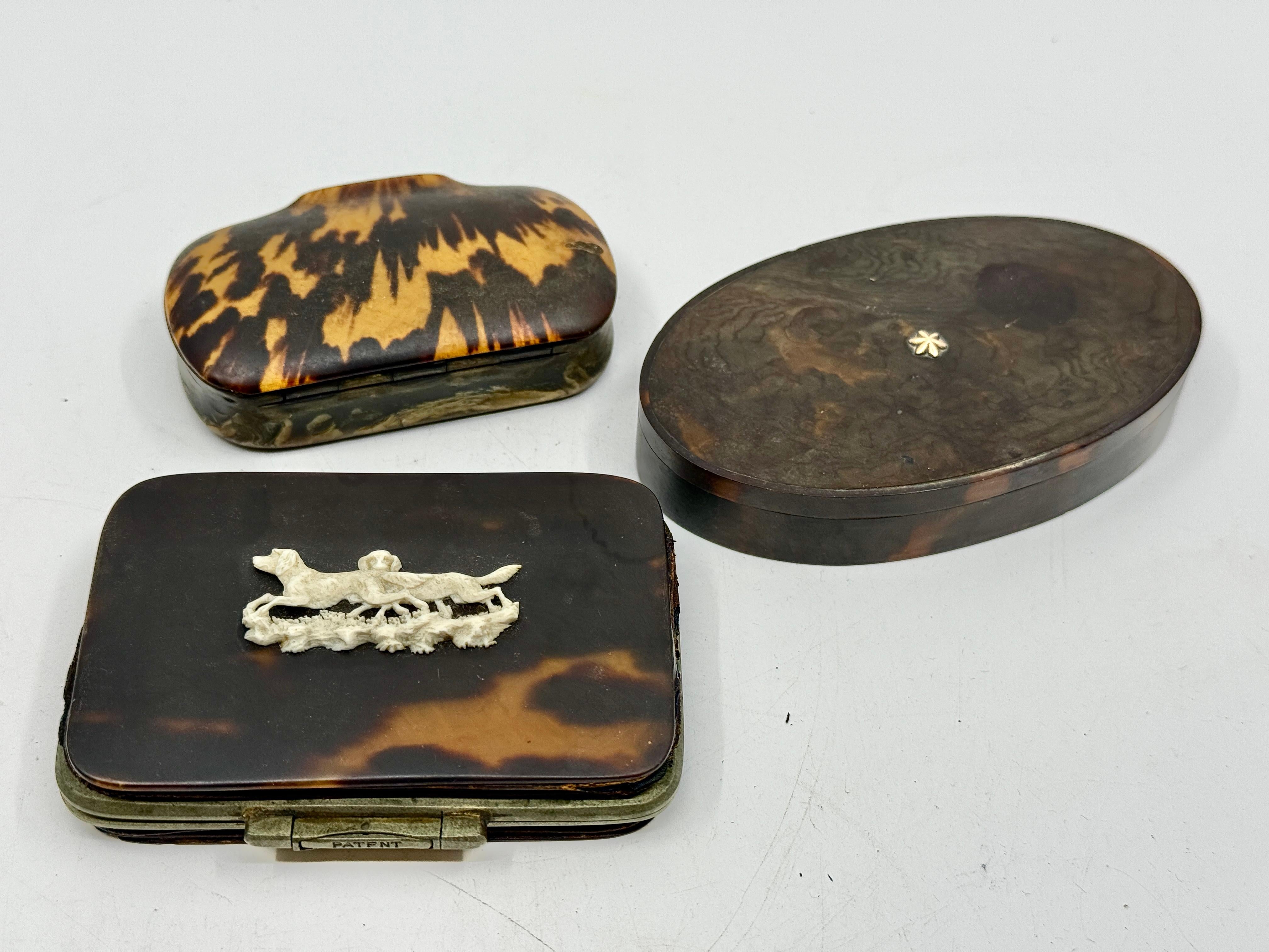 Un set di 3 scatole di Horn discendenti dalla stessa famiglia del New England. Si tratta di una tabacchiera, un portamonete e un portagioie di forma ovale con una stella d'oro. 
Il portamonete ha una scena di cani intagliati sulla parte superiore.