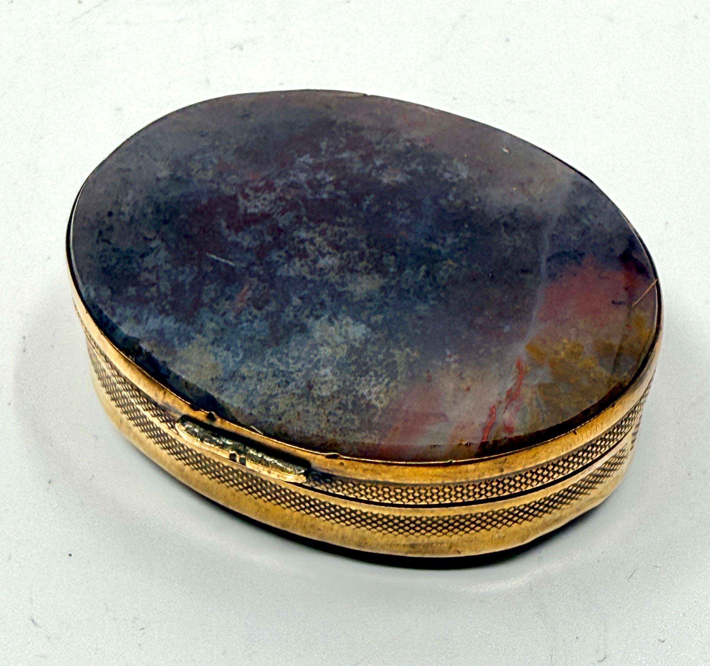 3 belles  tabatières ou bibelots anciens de style victorien en métal doré ou en laiton  et des parties supérieures et inférieures en agate moussue ou en bandes. Ils ont de belles couleurs. Le métal n'est pas marqué, il s'agit donc probablement d'un