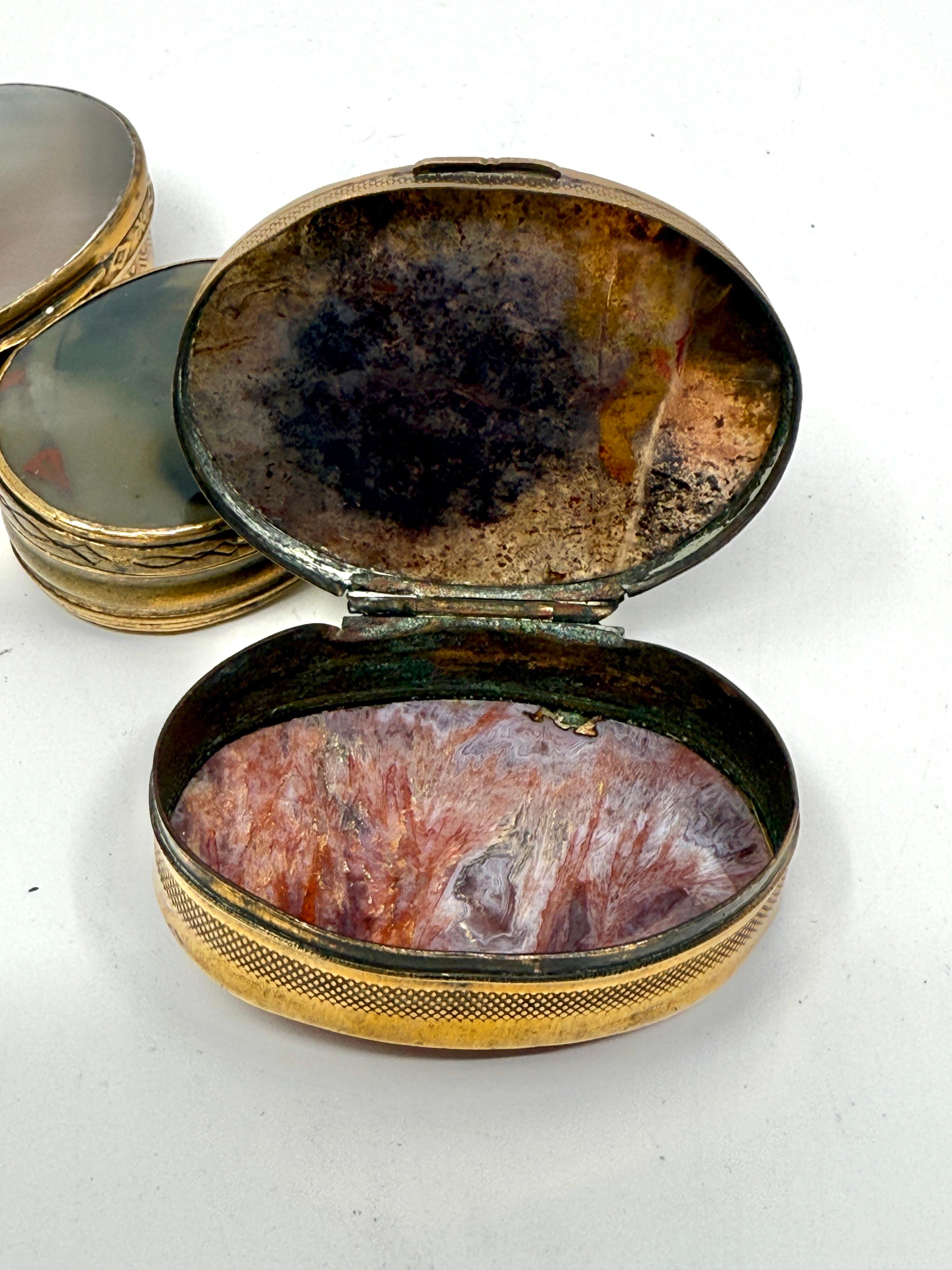 Ensemble de 3 tabatières ou boîtes à bibelots victoriennes en laiton et agate Bon état - En vente à Palm Springs, CA