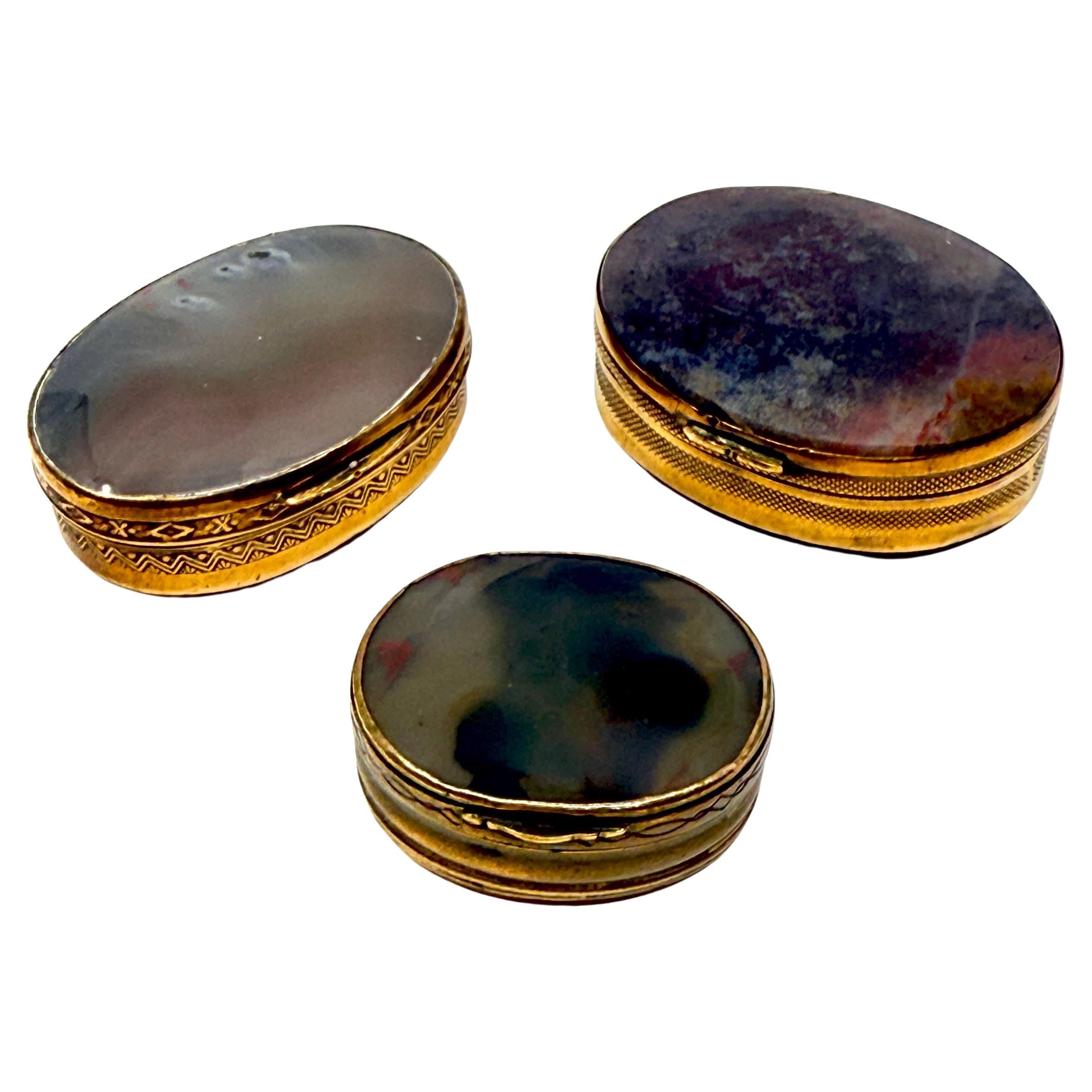 Ensemble de 3 tabatières ou boîtes à bibelots victoriennes en laiton et agate