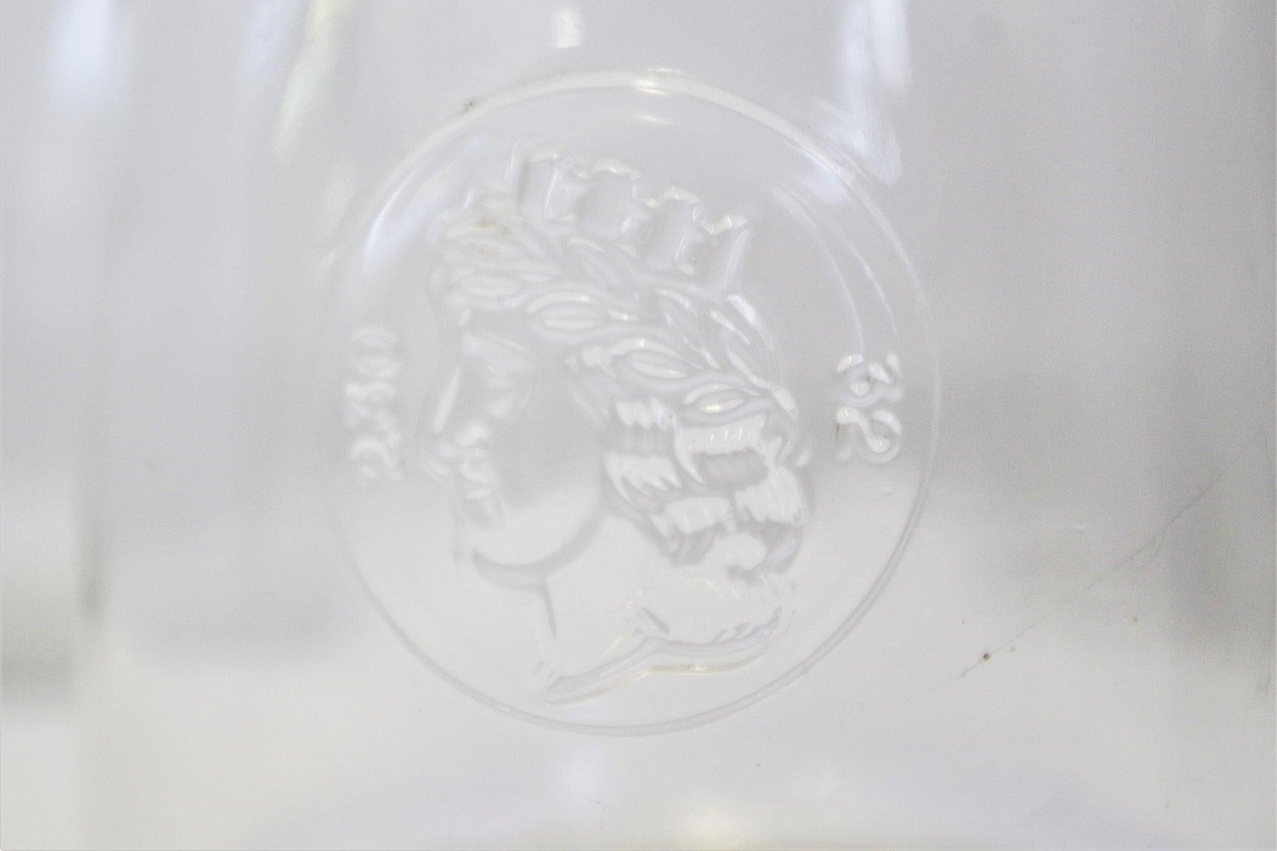 Ensemble de 3 pichets en verre des années 1950 - Transparence intemporelle

Rehaussez votre table avec cet ensemble exquis de trois pichets en verre vintage des années 1950. Entièrement fabriqués en verre transparent de haute qualité, ces pichets