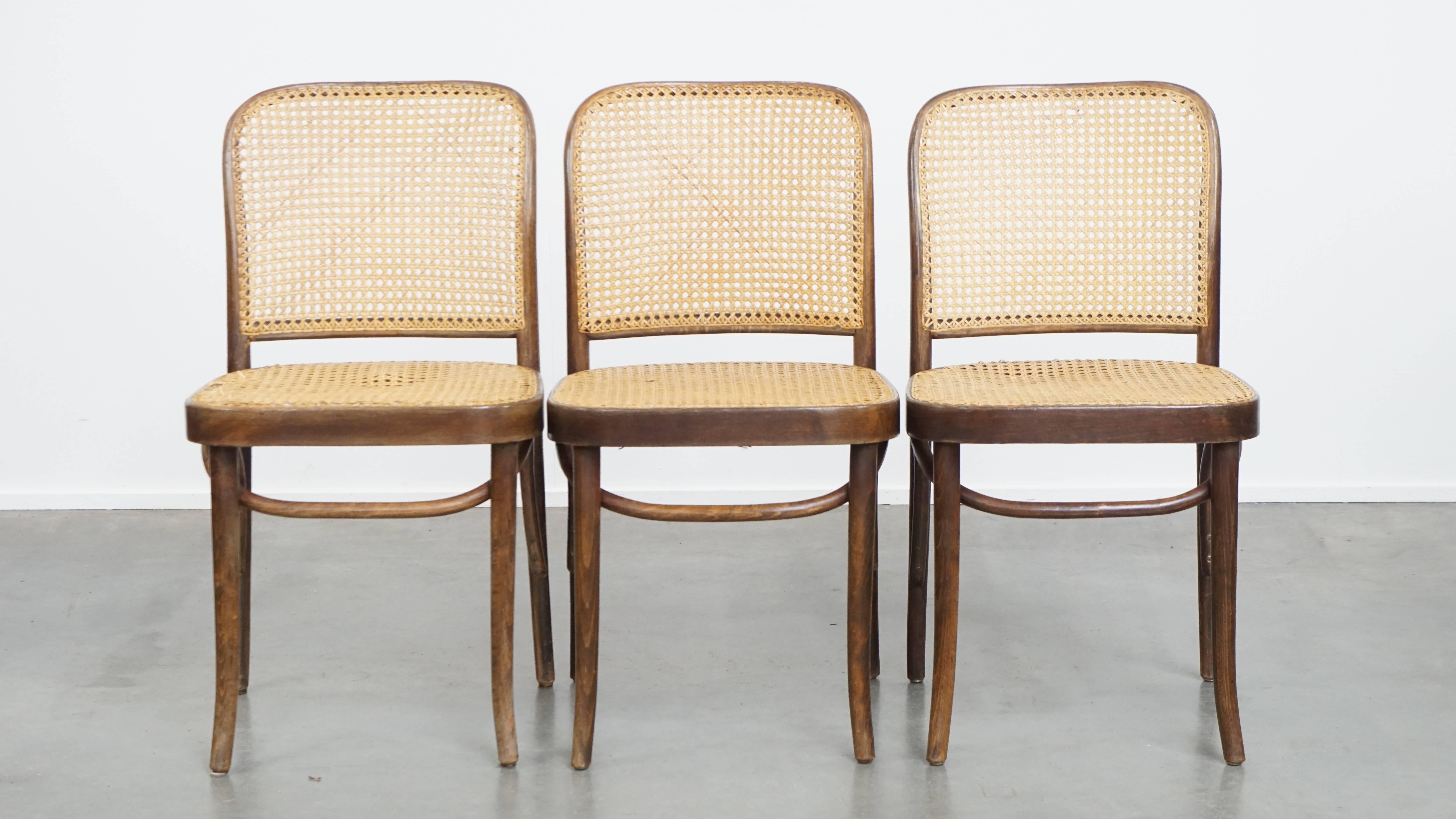 In offerta questo set di 3 affascinanti sedie da bistrot vintage nello stile di Thonet, con un'esclusiva struttura in legno.
Questo fantastico set di tre sedie da bistrot vintage, ispirato all'iconico design Thonet, è un'aggiunta meravigliosa a