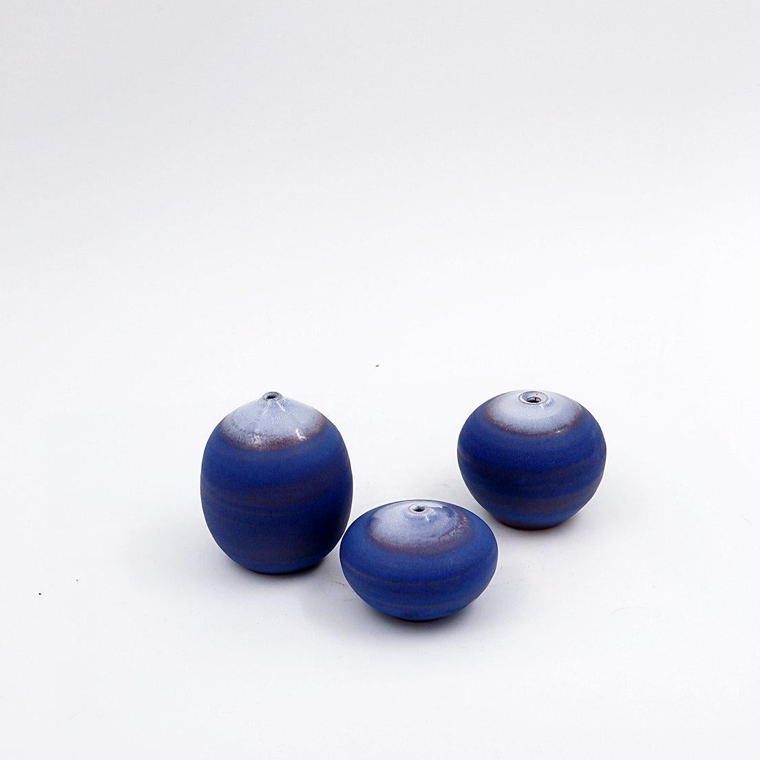 Satz von 3 blauen Miniaturen aus Keramik von Antonio Lampecco - Belgien
Keramik - Belgien - Dekoration
Maßnahmen:  Ø 6cm H:4cm - 5.5cm - 7.5cm 
Kugelskulpturen des belgischen Keramikers Antonio Lampecco.
Bescheiden betrachtete sich Lampecco nicht