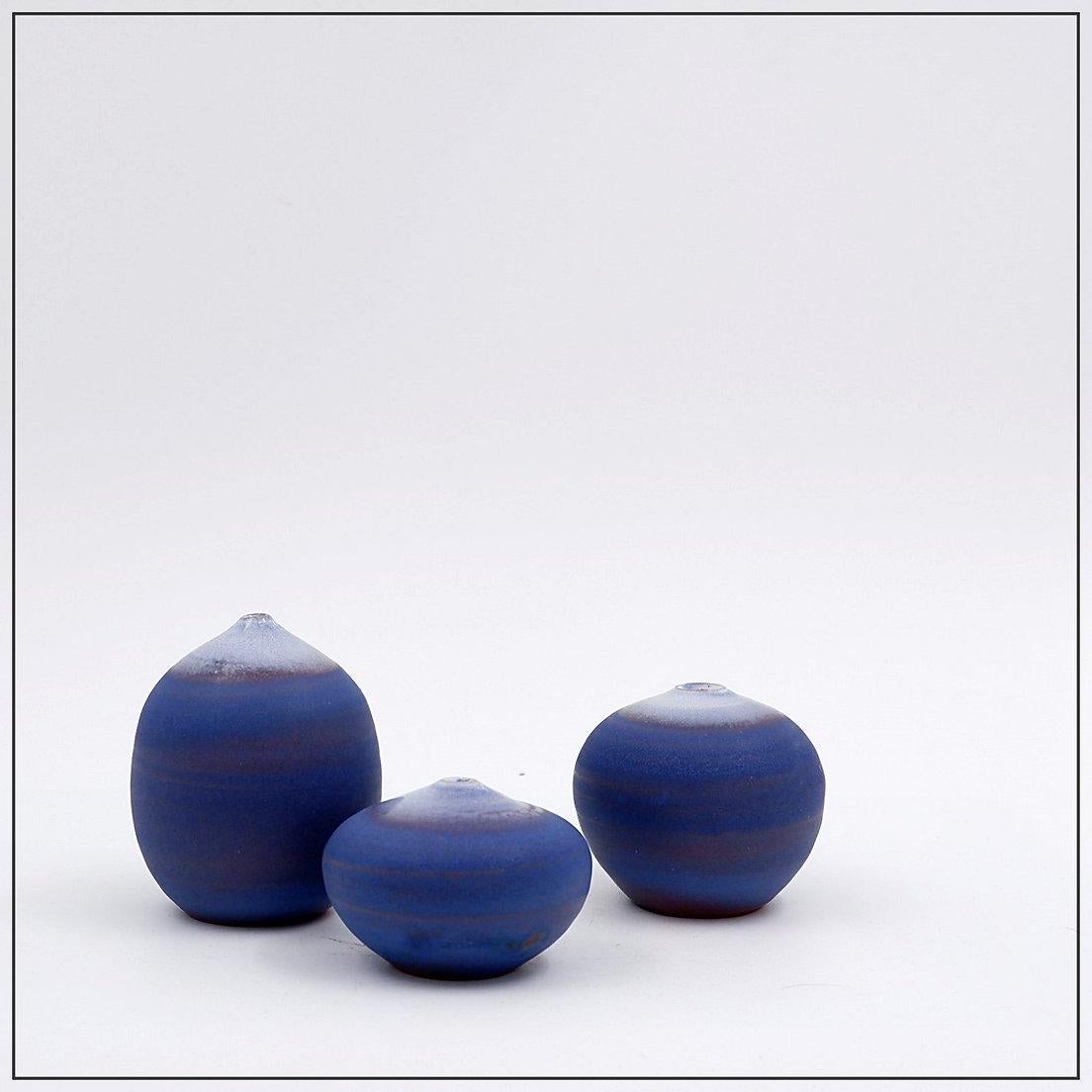 Satz von 3 blauen Miniaturen aus Keramik von Antonio Lampecco - Belgien (Belgisch) im Angebot