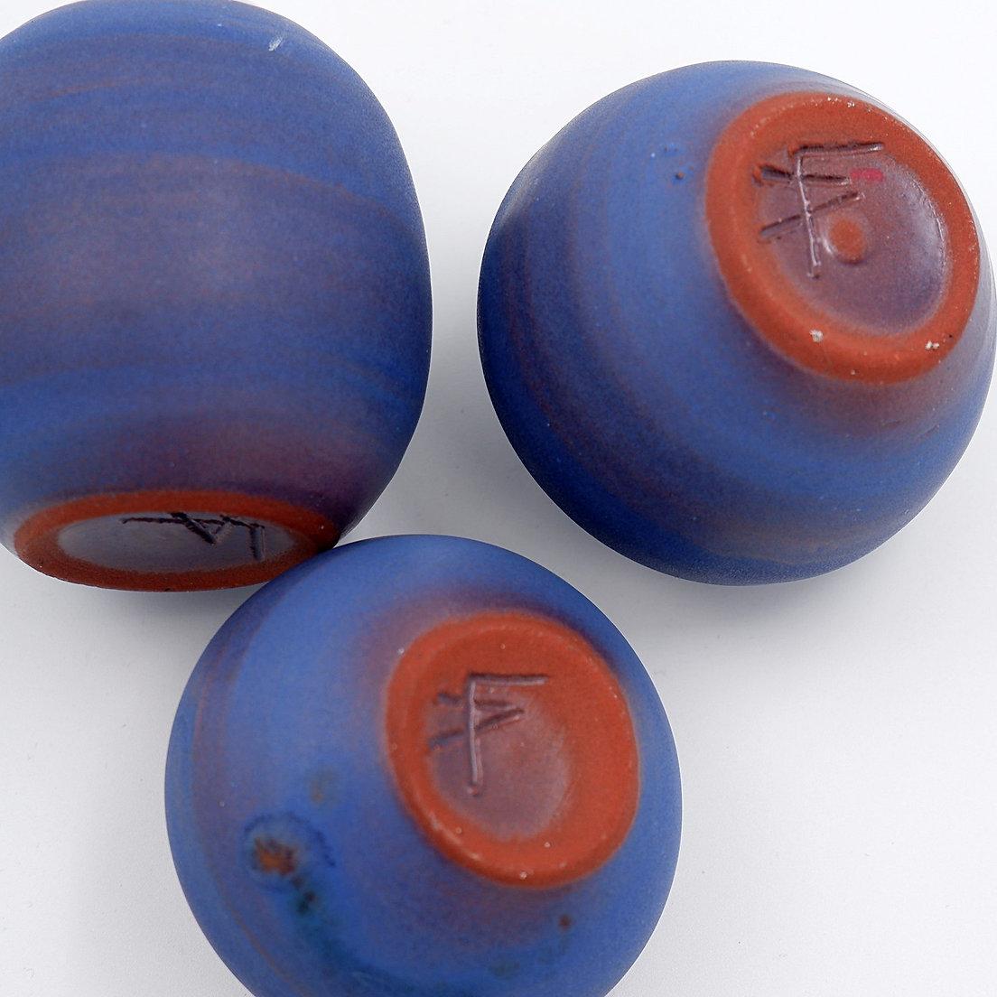 Satz von 3 blauen Miniaturen aus Keramik von Antonio Lampecco - Belgien (20. Jahrhundert) im Angebot