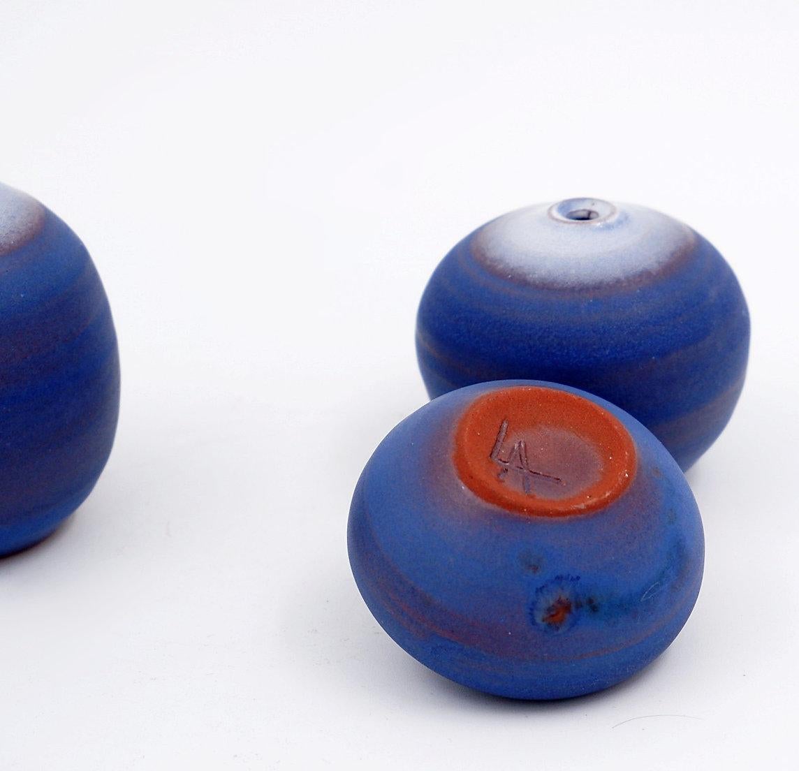 Satz von 3 blauen Miniaturen aus Keramik von Antonio Lampecco - Belgien im Angebot 1