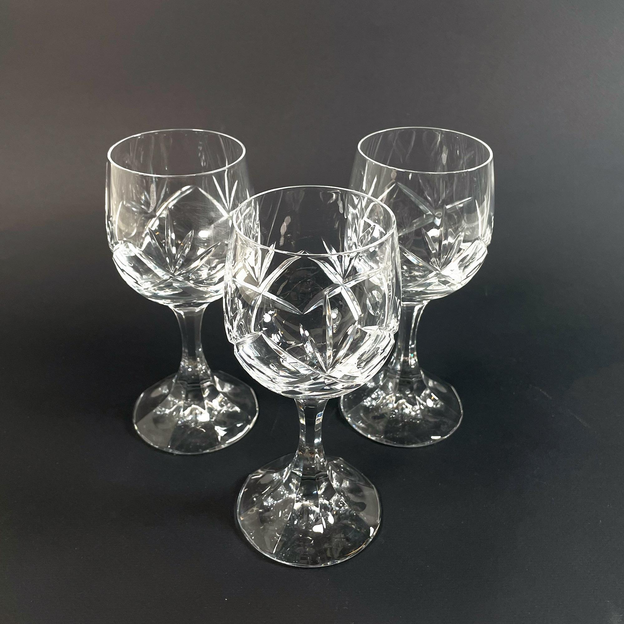 Este elegante juego de tres copas vintage de cristal tallado de Bohemia, de la década de 1980, muestra una artesanía excepcional y una belleza intemporal. 

Cada copa presenta un diseño finamente tallado, que resalta la claridad y el brillo del