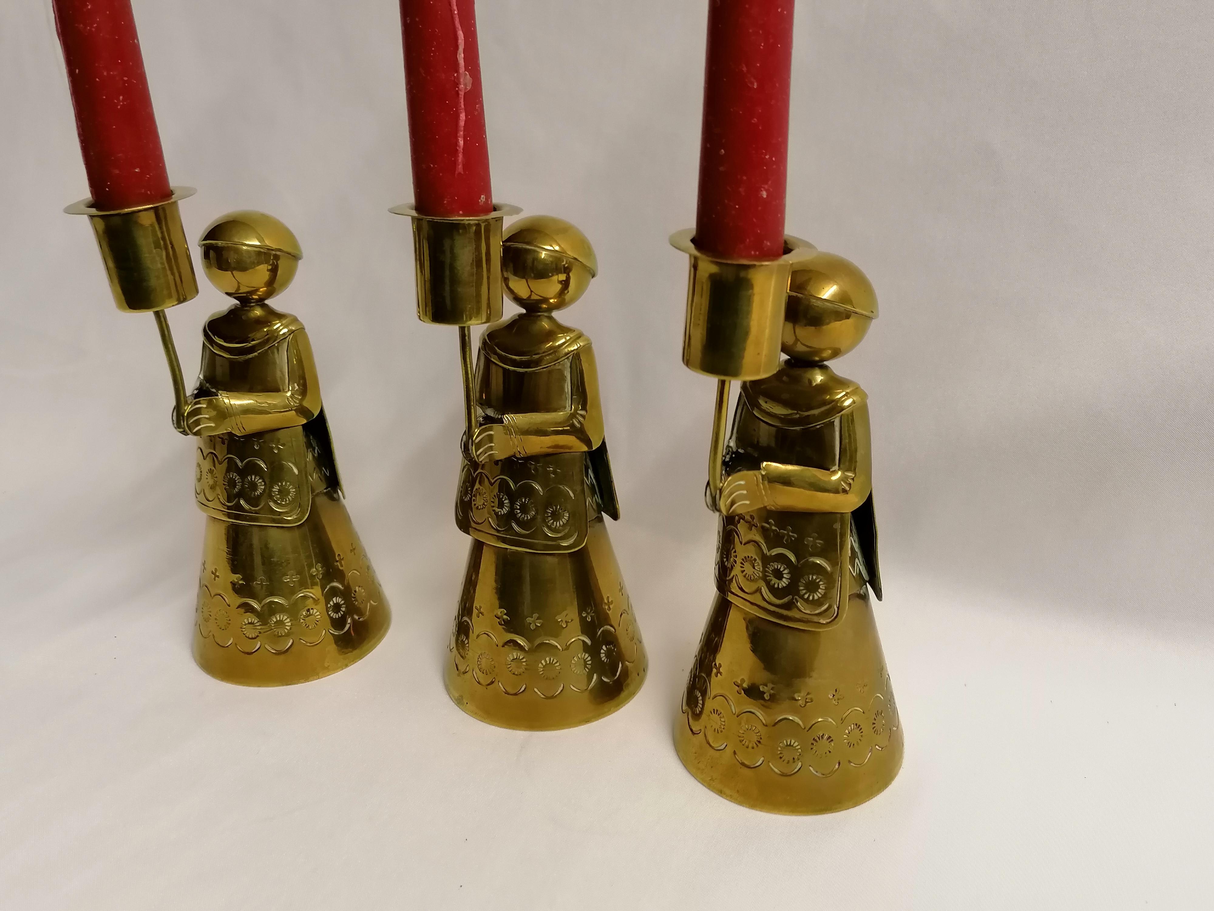 Vintage Mexican modernist brass candle holder, for 3 candles, featuring a figure like a pilgrim's costume Brass Angels Alter Hand Hammered P Mexico 4 in good condition, the items are stamped on the bottom 
See all pictures please as it makes part