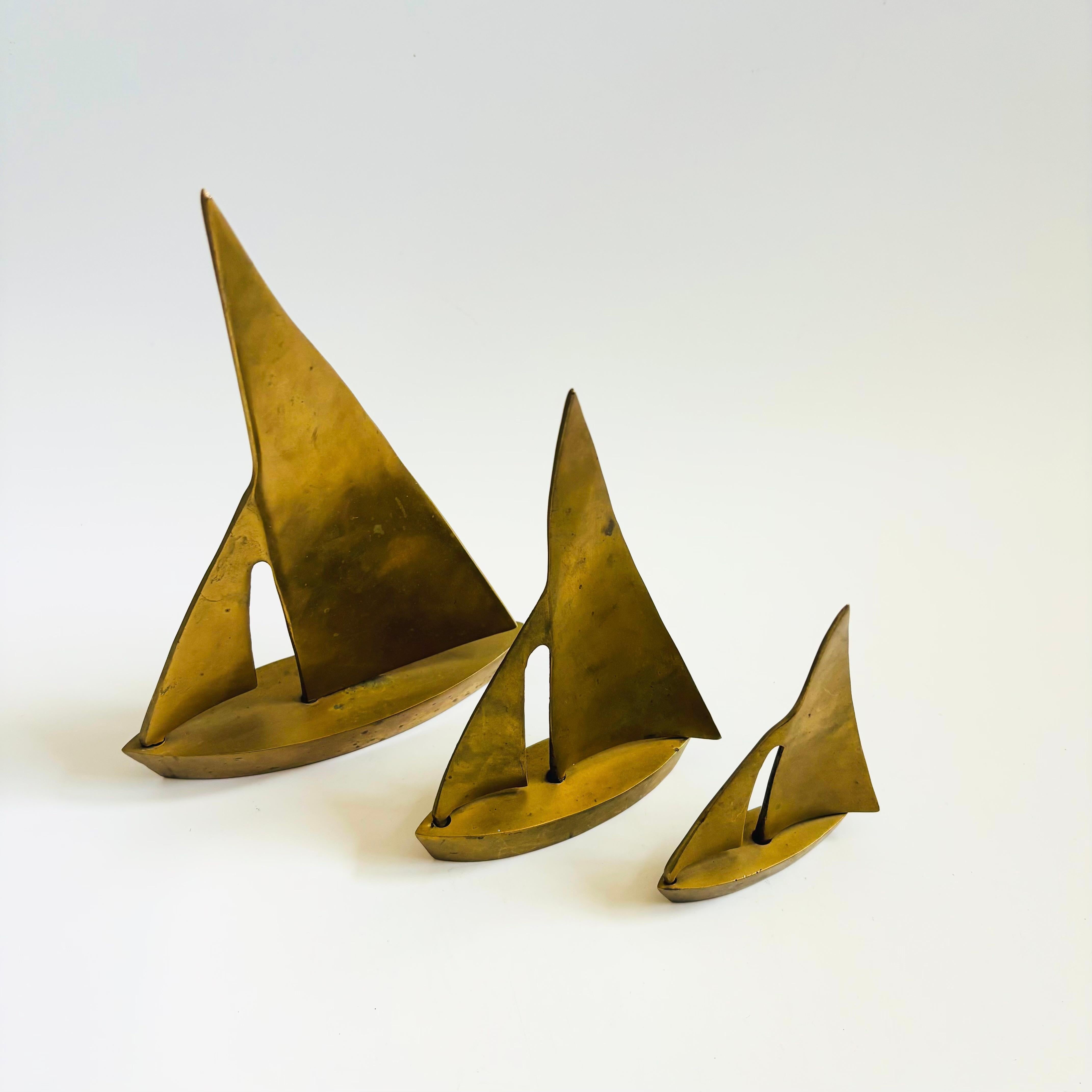Un set di 3 barche a vela vintage in ottone di varie dimensioni.
Misure:
7 