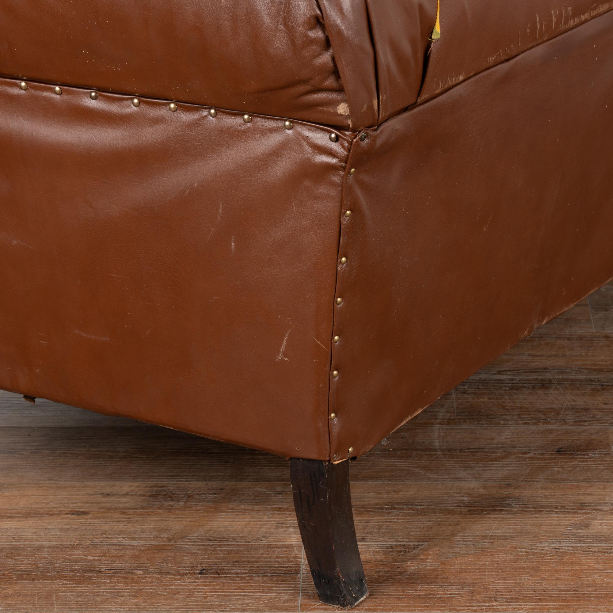 Ensemble de 3, canapé en cuir Brown et paire de fauteuils club, Danemark circa 1960 en vente 4