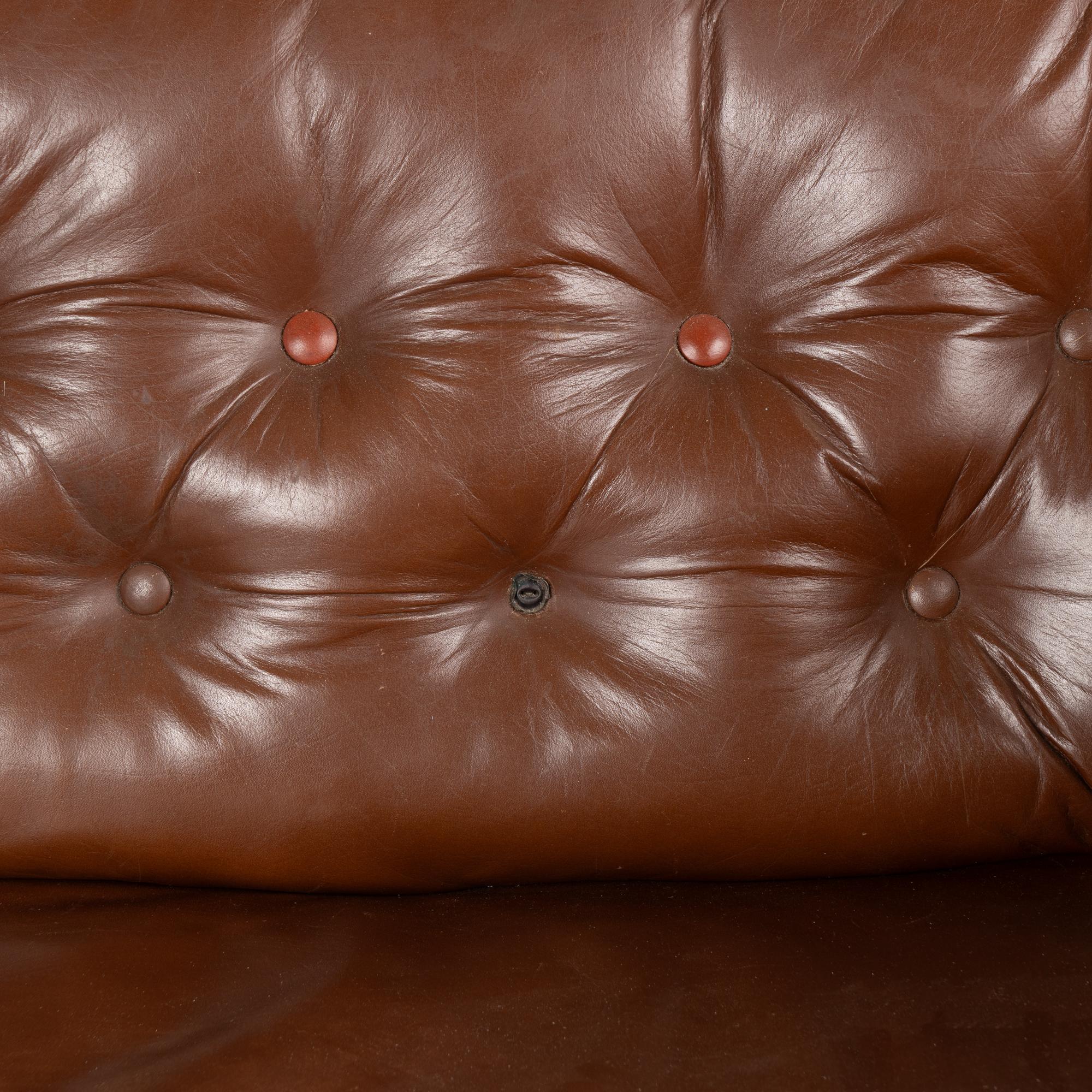 20ième siècle Ensemble de 3, canapé en cuir Brown et paire de fauteuils club, Danemark circa 1960 en vente