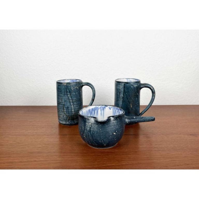 Vintage Brutalist German Studio Pottery Bowl and Mugs by Gerhard Liebenthron, 1984, Set of 3, in Very Good conditions. Designed 1980 to 1989 This piece has an attribution mark.

Additional information:
Materials: Ceramic
Color: Blue
Styles: