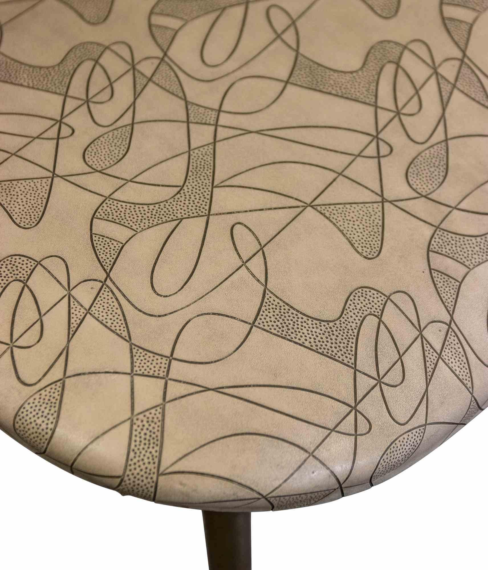 Ensemble de 3 chaises vintage dans le style de Gio Ponti est un meuble design original réalisé dans la moitié du 20ème siècle.

Production italienne .

Laiton et skaï brodé. Original Upholstery.

Très bon état. 

Une collection de trois