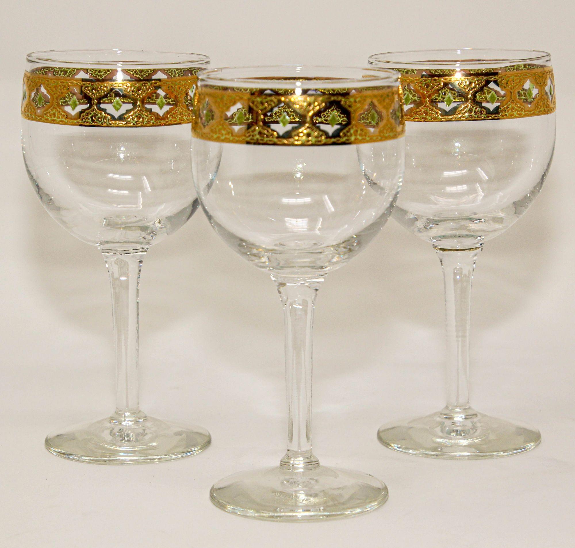 Set of 3 Vintage Culver Ltd Wine Glasses with 22-Karat Gold Tyrol Pattern.
Set of 3 Vintage Culver Ltd rim banding wine glasses with 22-karat gold Tyrol pattern design.
Measures: Height 6 in. x Diameter 2.75 in.
Barware glasses with gold