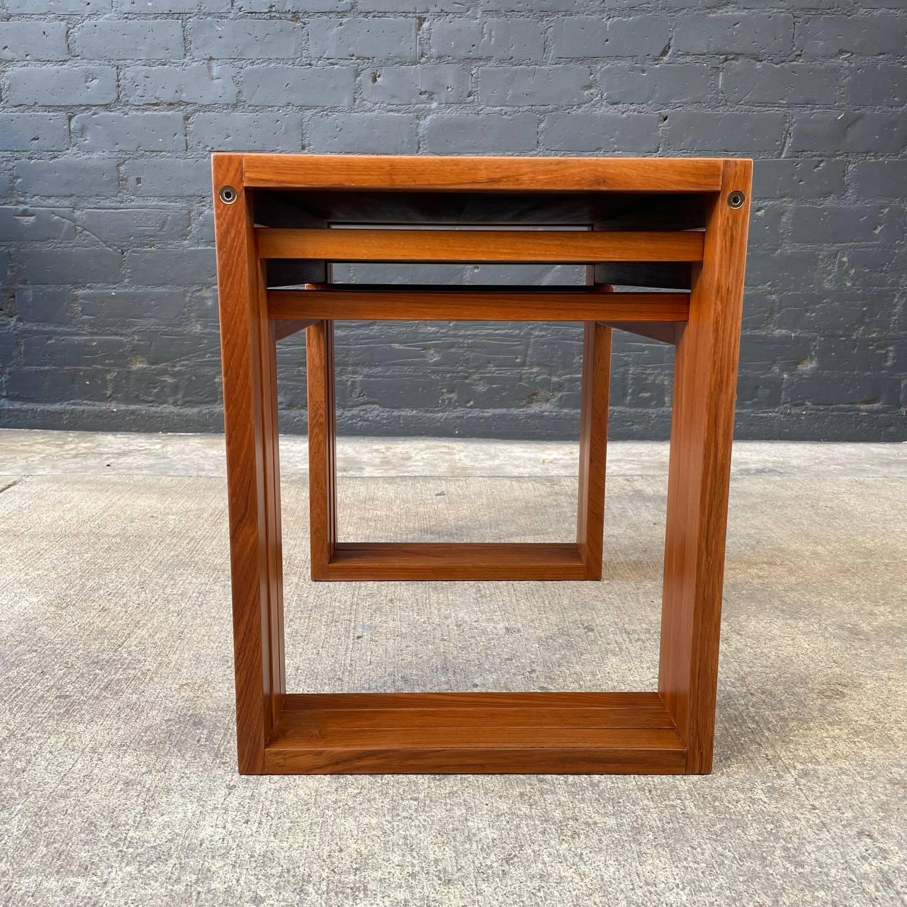 Ensemble de 3 tables gigognes danoises modernes vintage en teck en vente 3