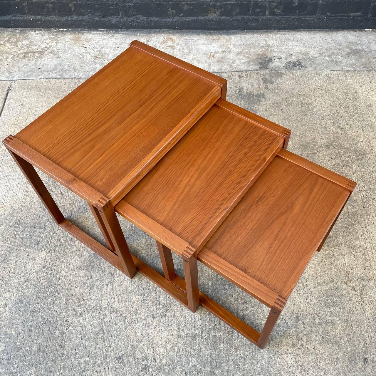 Mid-Century Modern Ensemble de 3 tables gigognes danoises modernes vintage en teck en vente