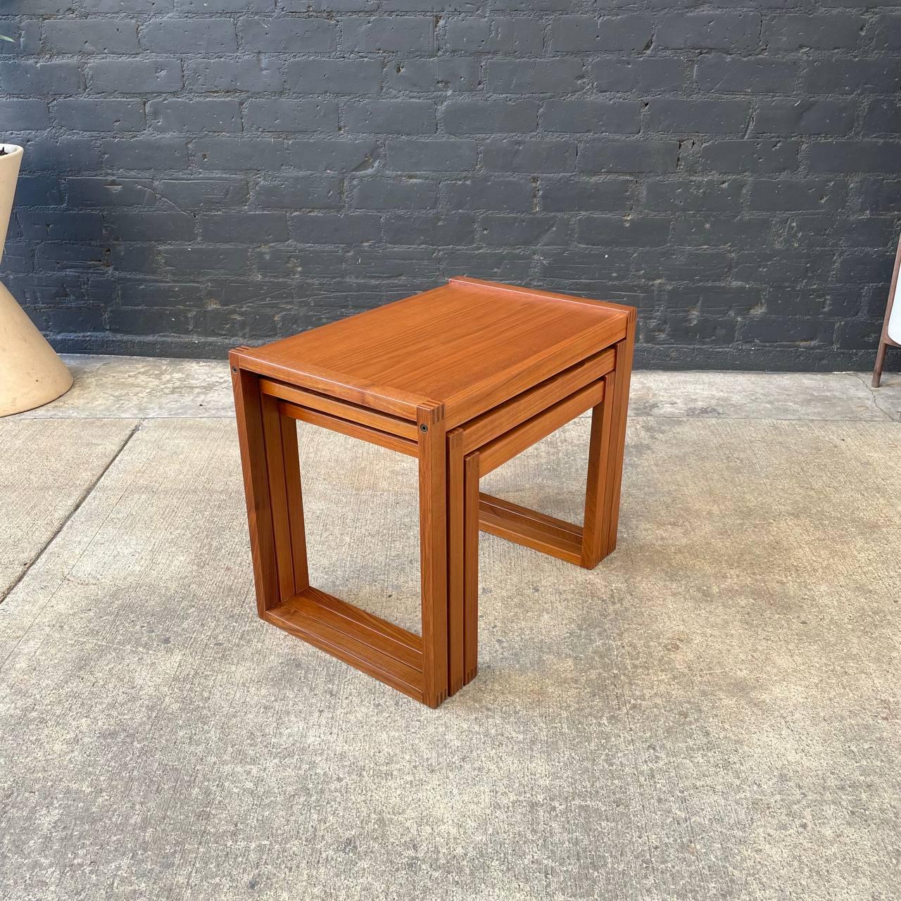 Teck Ensemble de 3 tables gigognes danoises modernes vintage en teck en vente