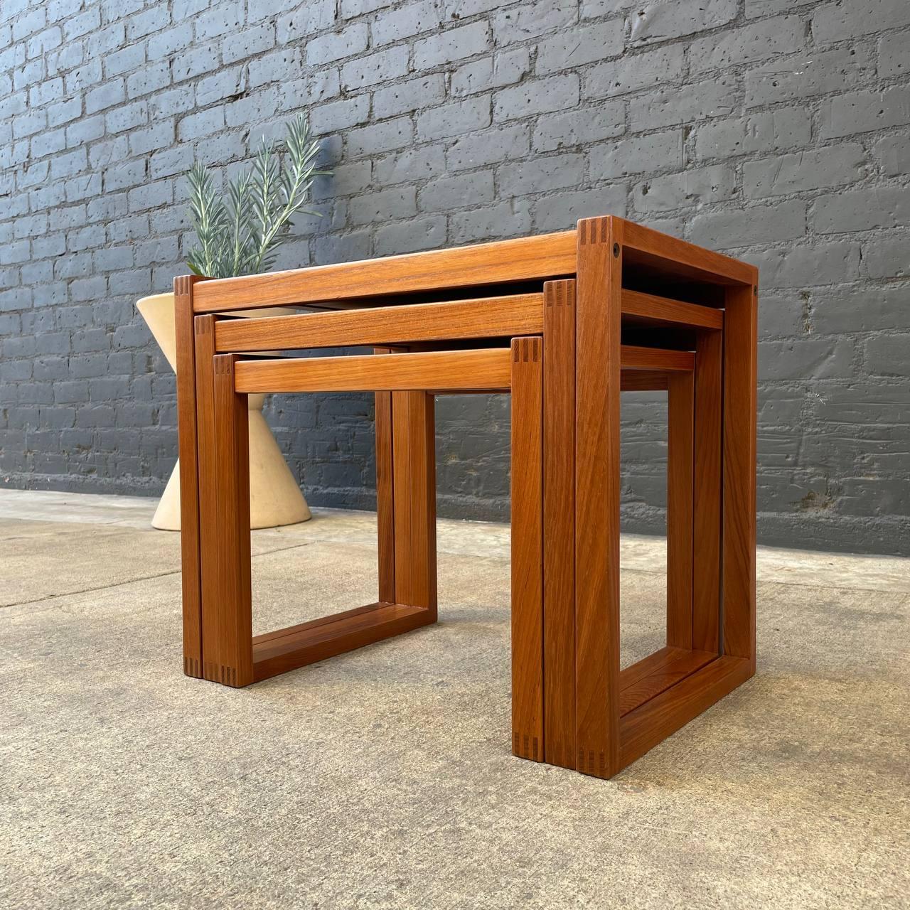 Ensemble de 3 tables gigognes danoises modernes vintage en teck en vente 1