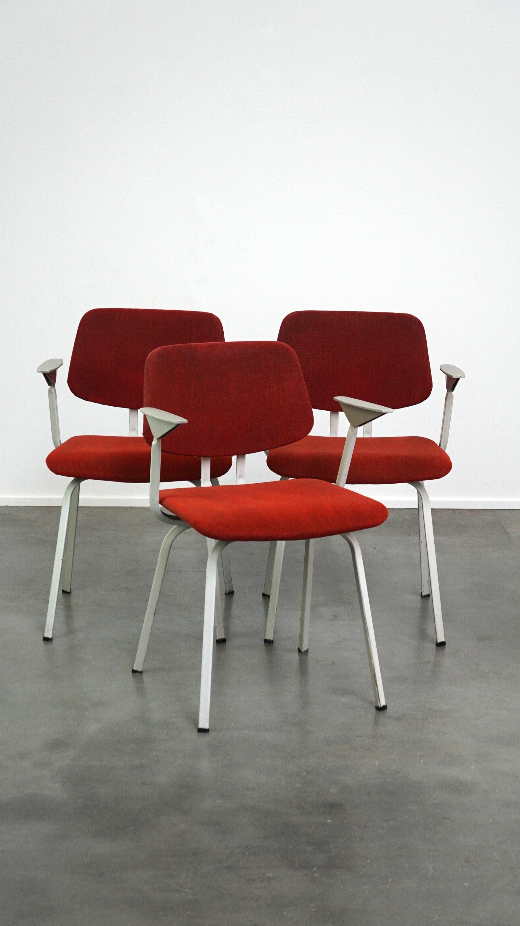 Offered this authentic set of 3 vintage design chairs by Friso Kramer for Ahrend de Cirkel from the late 1960s.

This set from the late 1960s is by designer Friso Kramer for Ahrend de Cirkel. Due to their good and timeless design, they fit into
