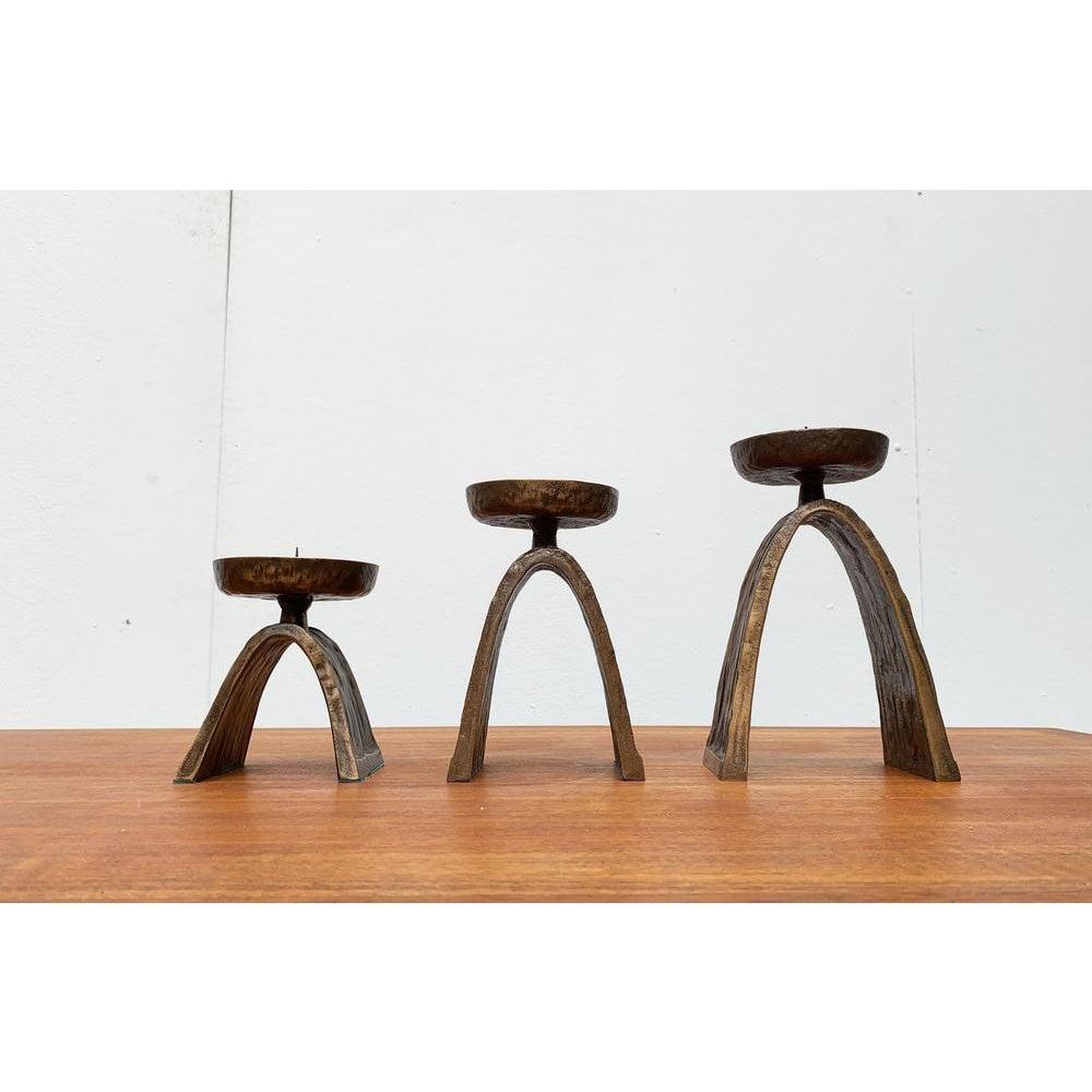 Set di 3 portacandele brutalisti del produttore tedesco strassacker kunstguss.
maße: h: 11,5/15,5/18,5 cm, b: 9,5/10/12 cm, ø 9 cm
questo pezzo ha un marchio di attribuzione.

Informazioni aggiuntive:
Materiali: Metallo
Colore: marrone
Stili: